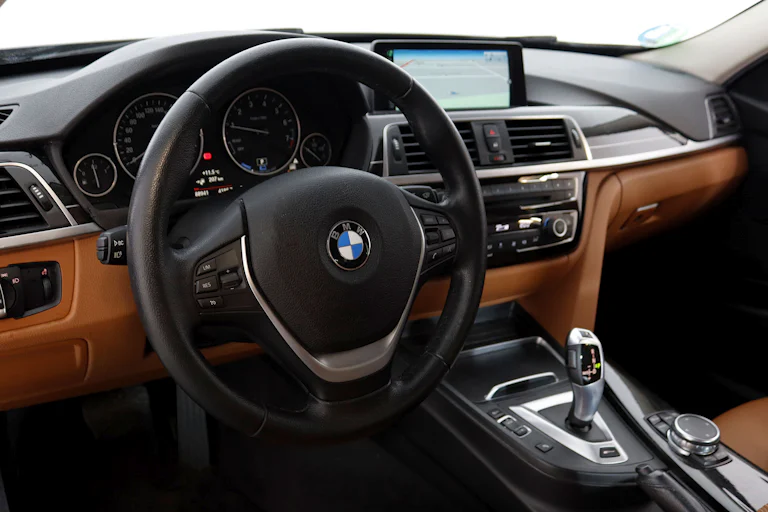 BMW 330 E Hibrido Enchufable 183cv Auto 4P # IVA DEDUCIBLE, NAVY, CUERO, FAROS LED foto 14