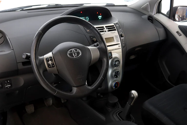 Toyota Yaris 1.3 Connect 100cv Man 87cv 3P # IVA DEDUCIBLE foto 13