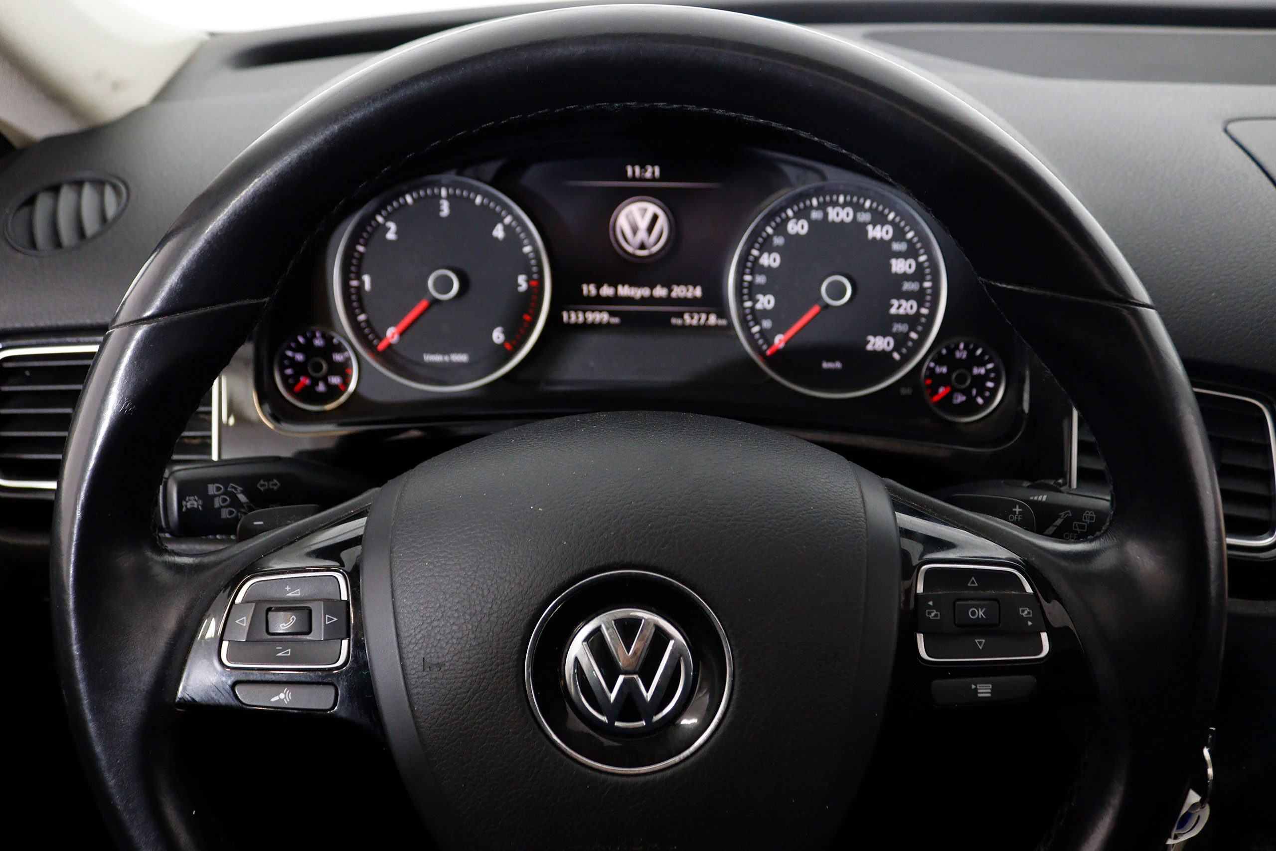 Volkswagen Touareg 3.0 V6 TDI Premium 4Motion 262cv Auto 5P S/S # NAVY, CUERO, TECHO ELECTRICO PANORAMICO, BIXENON, BOLA REMOLQUE, CAMARA 360 - Foto 19