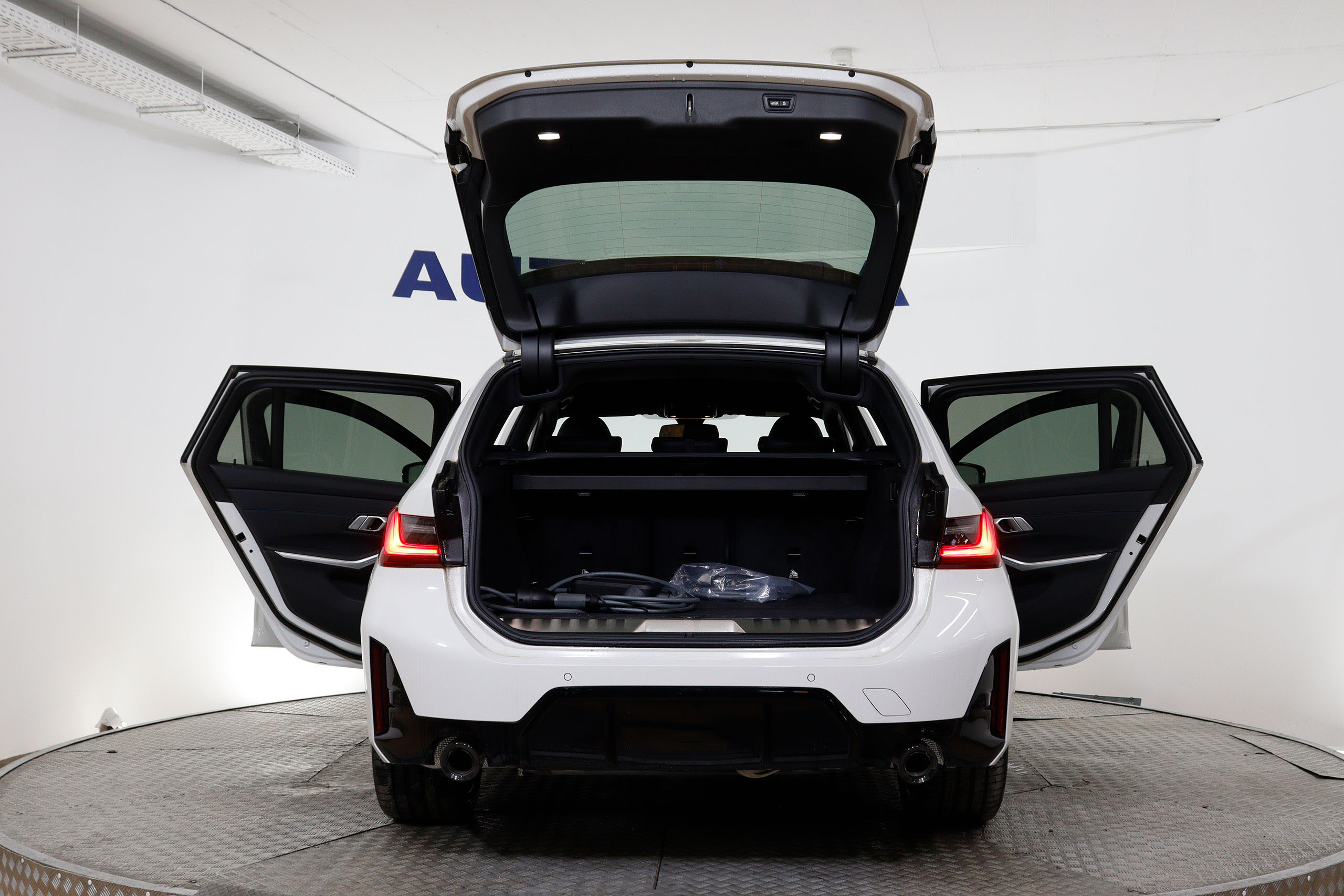 BMW 320 SERIE 3 320e Touring M-Sport Auto Hibrido Enchufable 204cv 5P # NUEVO A ESTRENAR,GARANTIA FAB 01/2025,NAVY,FAROS LED foto 13