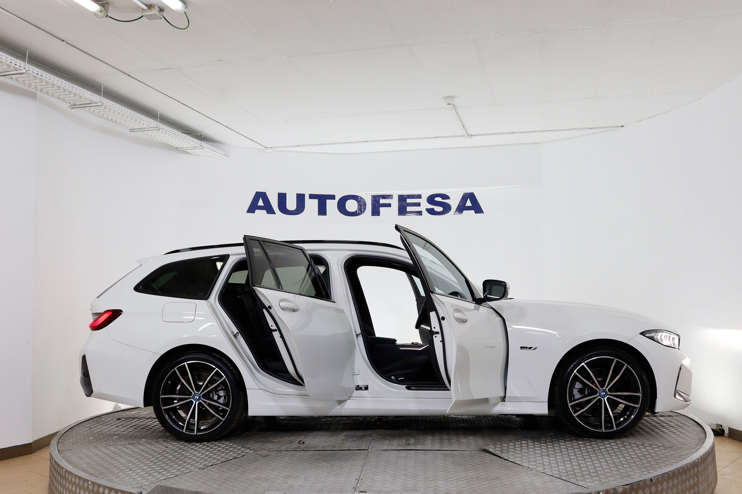 BMW 320 SERIE 3 320e Touring M-Sport Auto Hibrido Enchufable 204cv 5P # NUEVO A ESTRENAR,GARANTIA FAB 01/2025,NAVY,FAROS LED foto 11