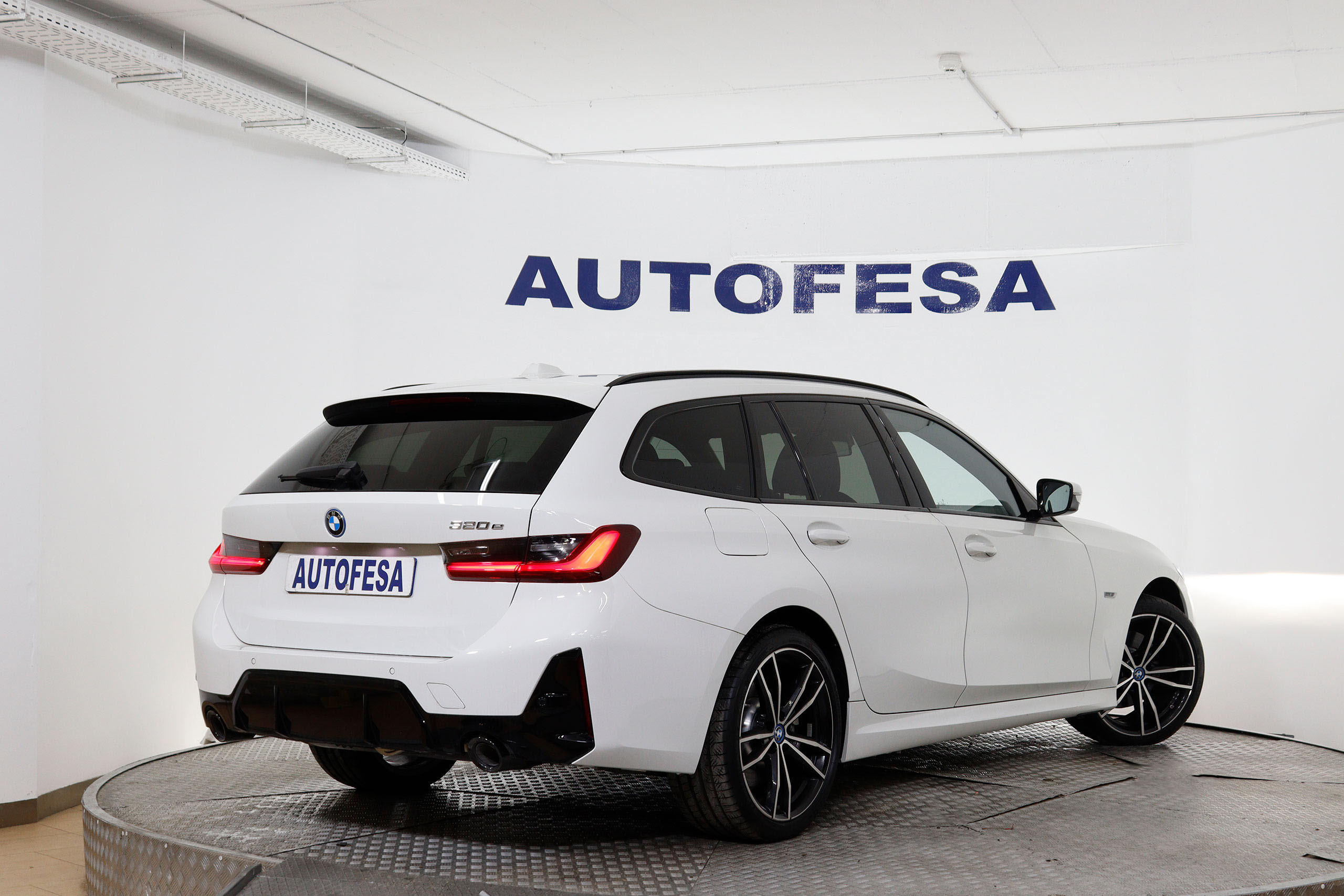 BMW 320 SERIE 3 320e Touring M-Sport Auto Hibrido Enchufable 204cv 5P # NUEVO A ESTRENAR,GARANTIA FAB 01/2025,NAVY,FAROS LED foto 6