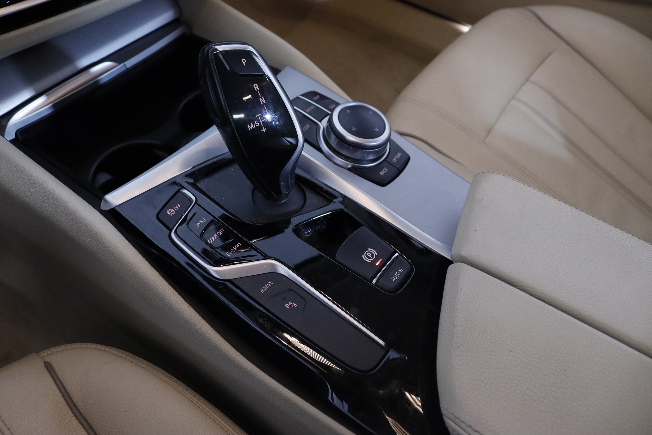 BMW 530 2.0 iPERFORMANCE AUTO 252cv 4P # IVA DEDUCIBLE, NAVY, CUERO foto 18