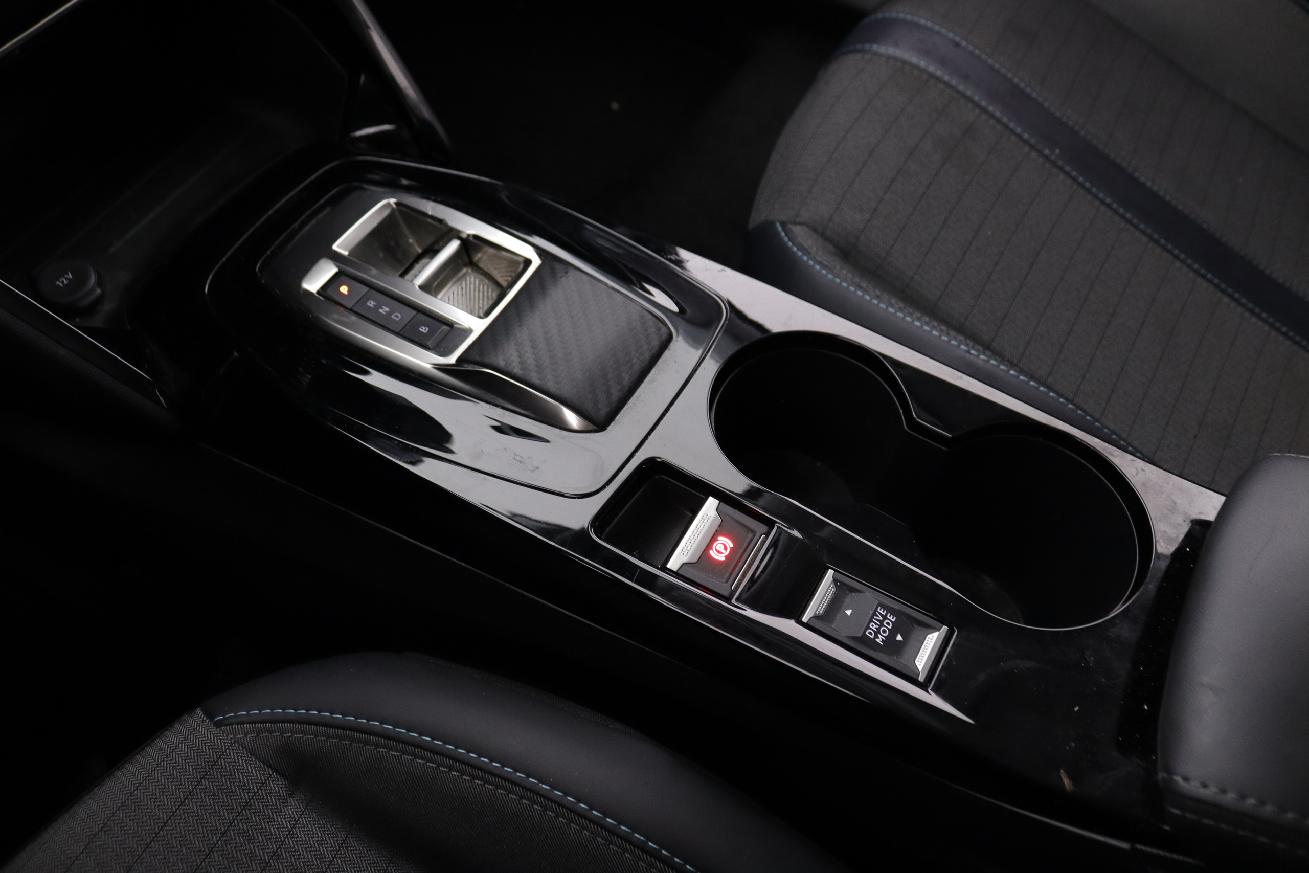 Peugeot 2008 ALLURE ELECTRICO AUTO 136cv 5P # NAVY foto 18