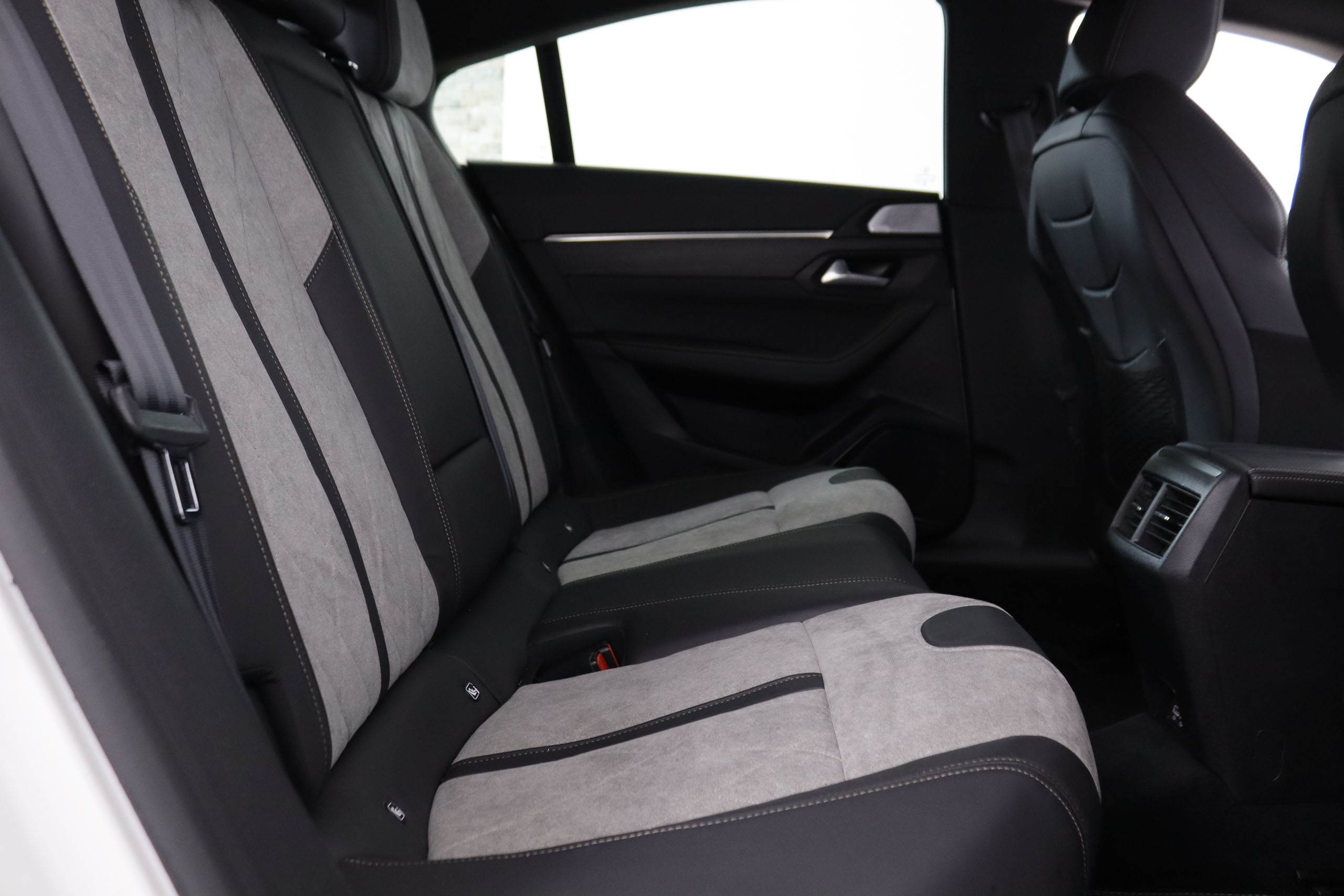 Peugeot 508 GT 1.6 Hibrido Enchufable Auto 180cv 5P # NAVY,FAROS LED,PARKTRONIC,CAMARA TRASERA foto 28