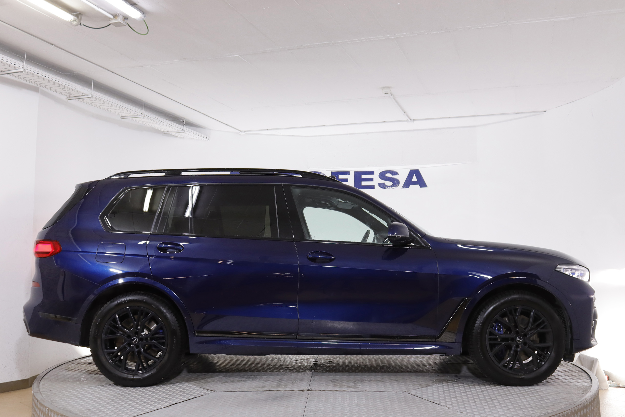 BMW X7 M50i AUTO 530cv Individual 7 PLAZAS 5P # IVA DEDUCIBLE, TECHO ELE PANORAMICO DOBLE, NAVY, CUERO BOLA foto 10