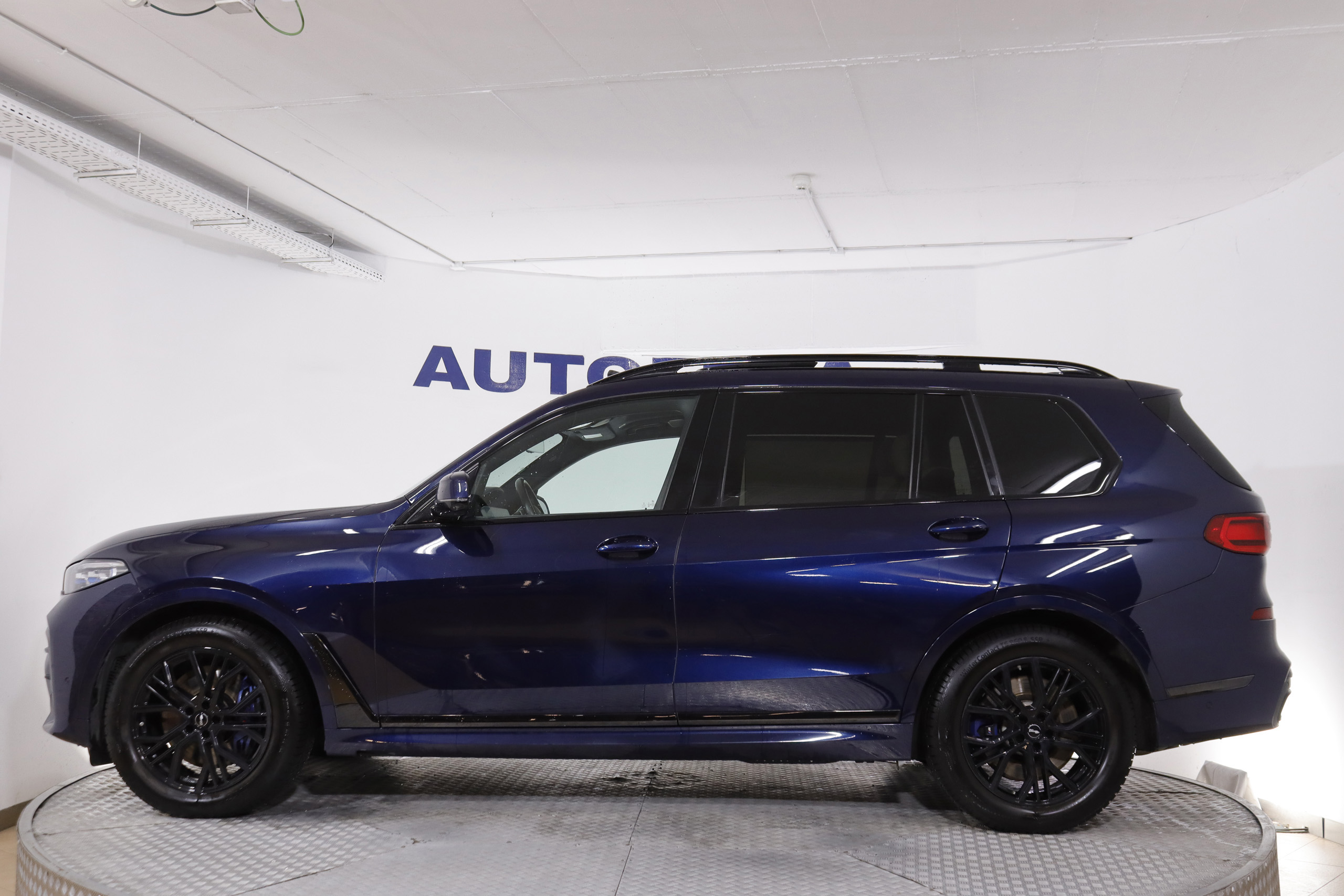 BMW X7 M50i AUTO 530cv Individual 7 PLAZAS 5P # IVA DEDUCIBLE, TECHO ELE PANORAMICO DOBLE, NAVY, CUERO BOLA foto 5