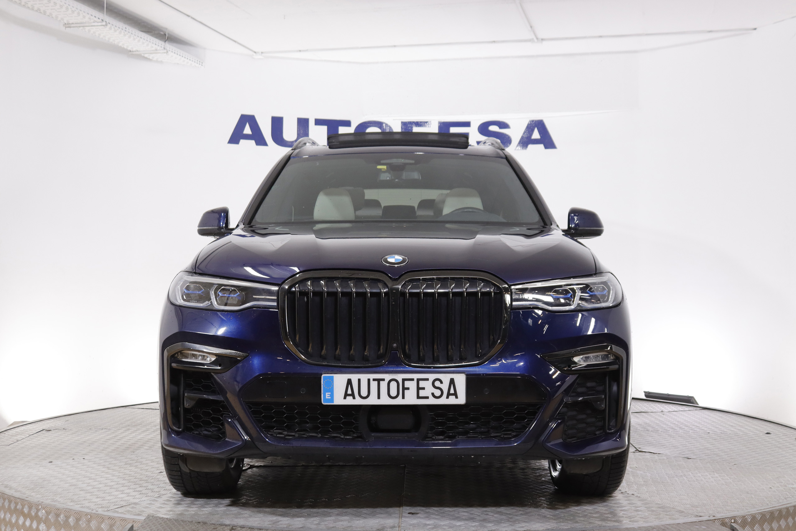 BMW X7 M50i AUTO 530cv Individual 7 PLAZAS 5P # IVA DEDUCIBLE, TECHO ELE PANORAMICO DOBLE, NAVY, CUERO BOLA foto 2