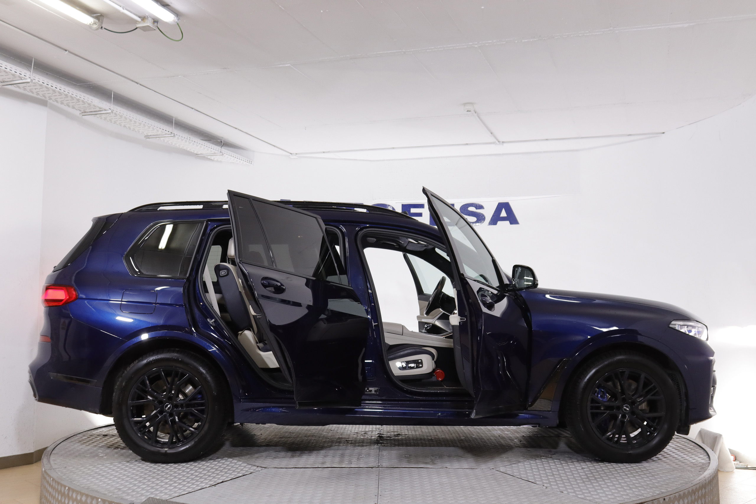 BMW X7 M50i AUTO 530cv Individual 7 PLAZAS 5P # IVA DEDUCIBLE, TECHO ELE PANORAMICO DOBLE, NAVY, CUERO BOLA foto 11