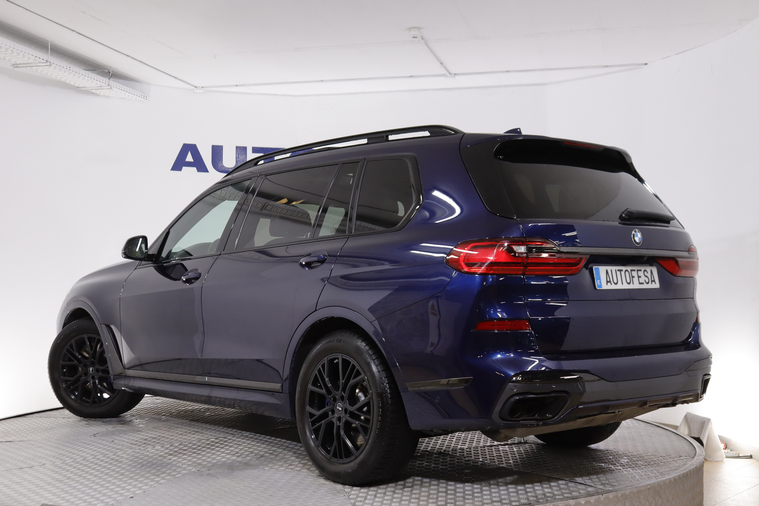 BMW X7 M50i AUTO 530cv Individual 7 PLAZAS 5P # IVA DEDUCIBLE, TECHO ELE PANORAMICO DOBLE, NAVY, CUERO BOLA foto 6