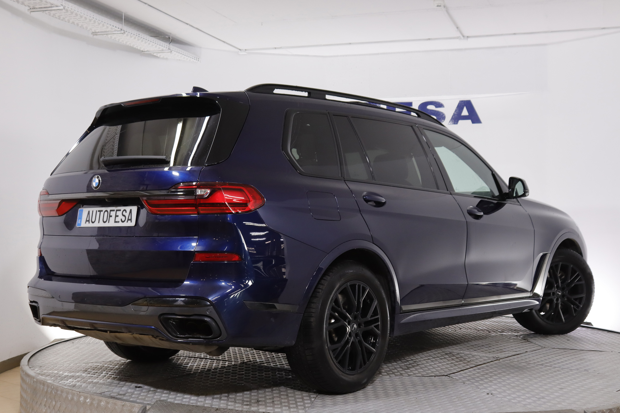 BMW X7 M50i AUTO 530cv Individual 7 PLAZAS 5P # IVA DEDUCIBLE, TECHO ELE PANORAMICO DOBLE, NAVY, CUERO BOLA foto 9