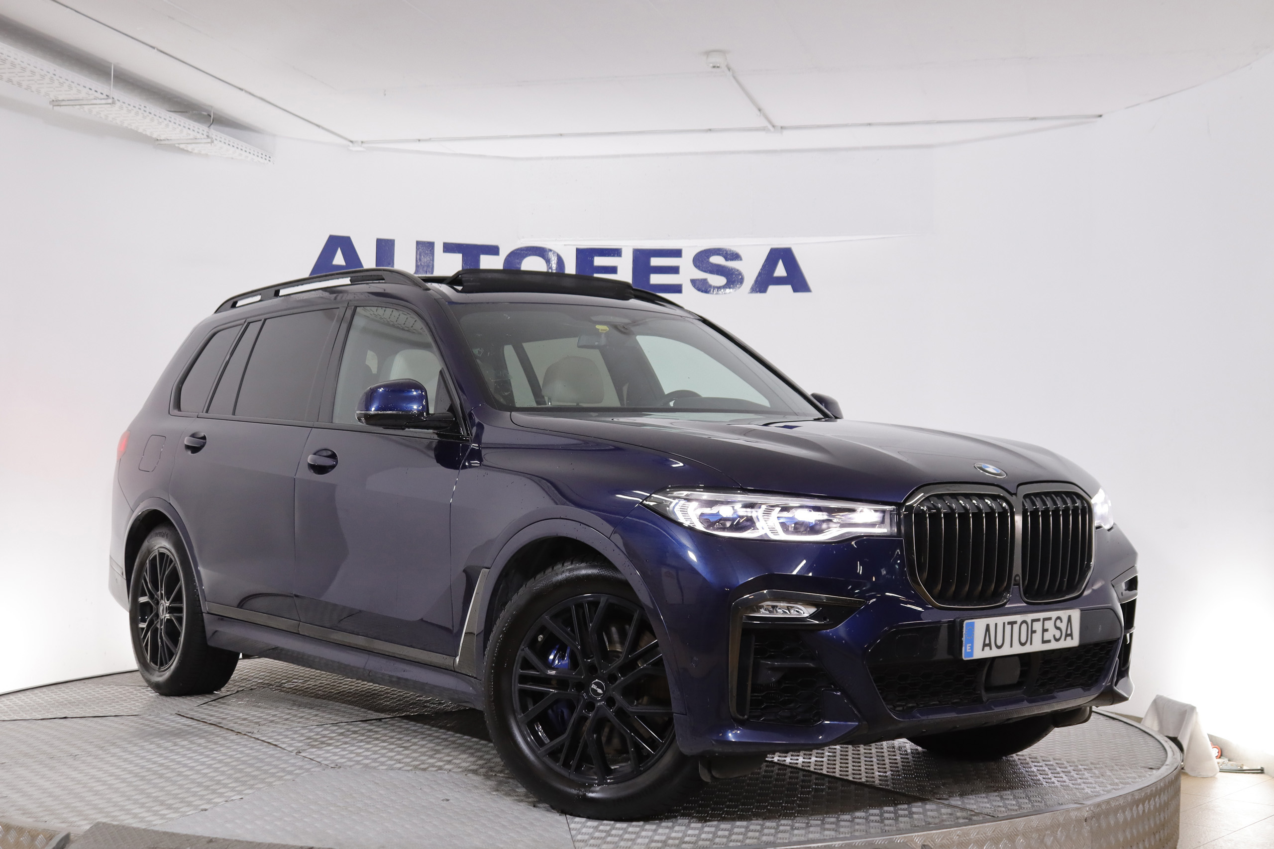 BMW X7 M50i AUTO 530cv Individual 7 PLAZAS 5P # IVA DEDUCIBLE, TECHO ELE PANORAMICO DOBLE, NAVY, CUERO BOLA foto 3