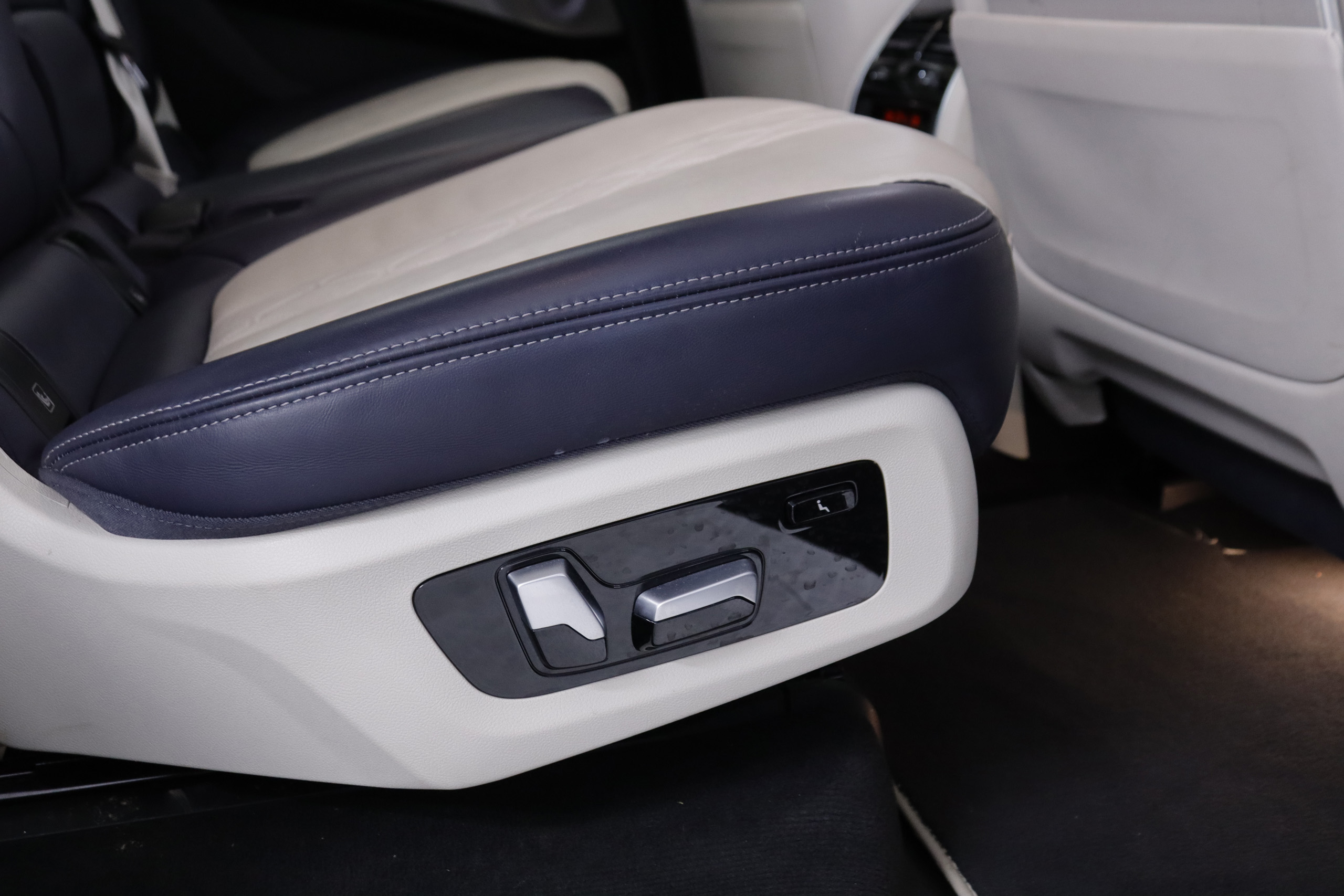 BMW X7 M50i AUTO 530cv Individual 7 PLAZAS 5P # IVA DEDUCIBLE, TECHO ELE PANORAMICO DOBLE, NAVY, CUERO BOLA foto 33