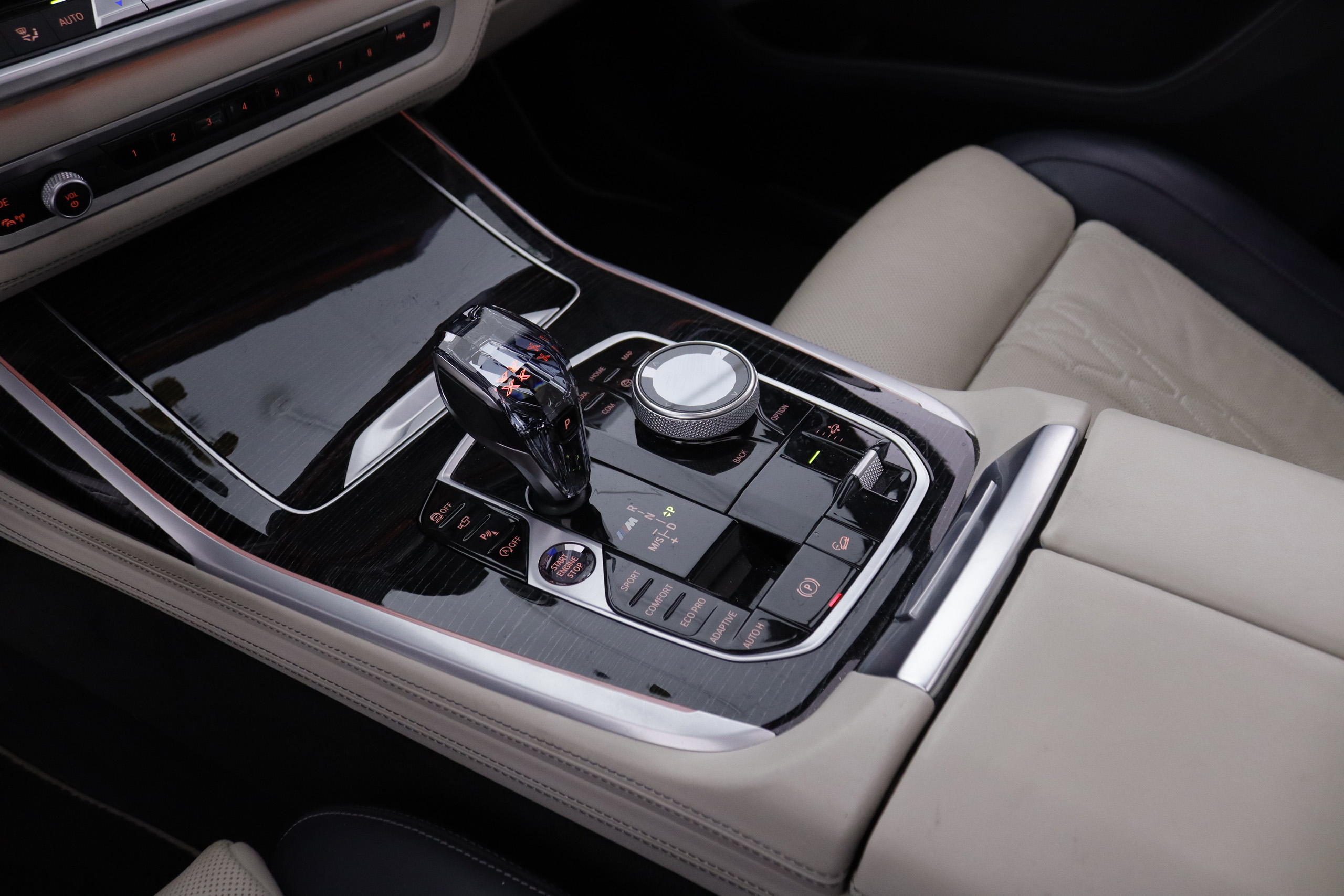 BMW X7 M50i AUTO 530cv Individual 7 PLAZAS 5P # IVA DEDUCIBLE, TECHO ELE PANORAMICO DOBLE, NAVY, CUERO BOLA foto 21