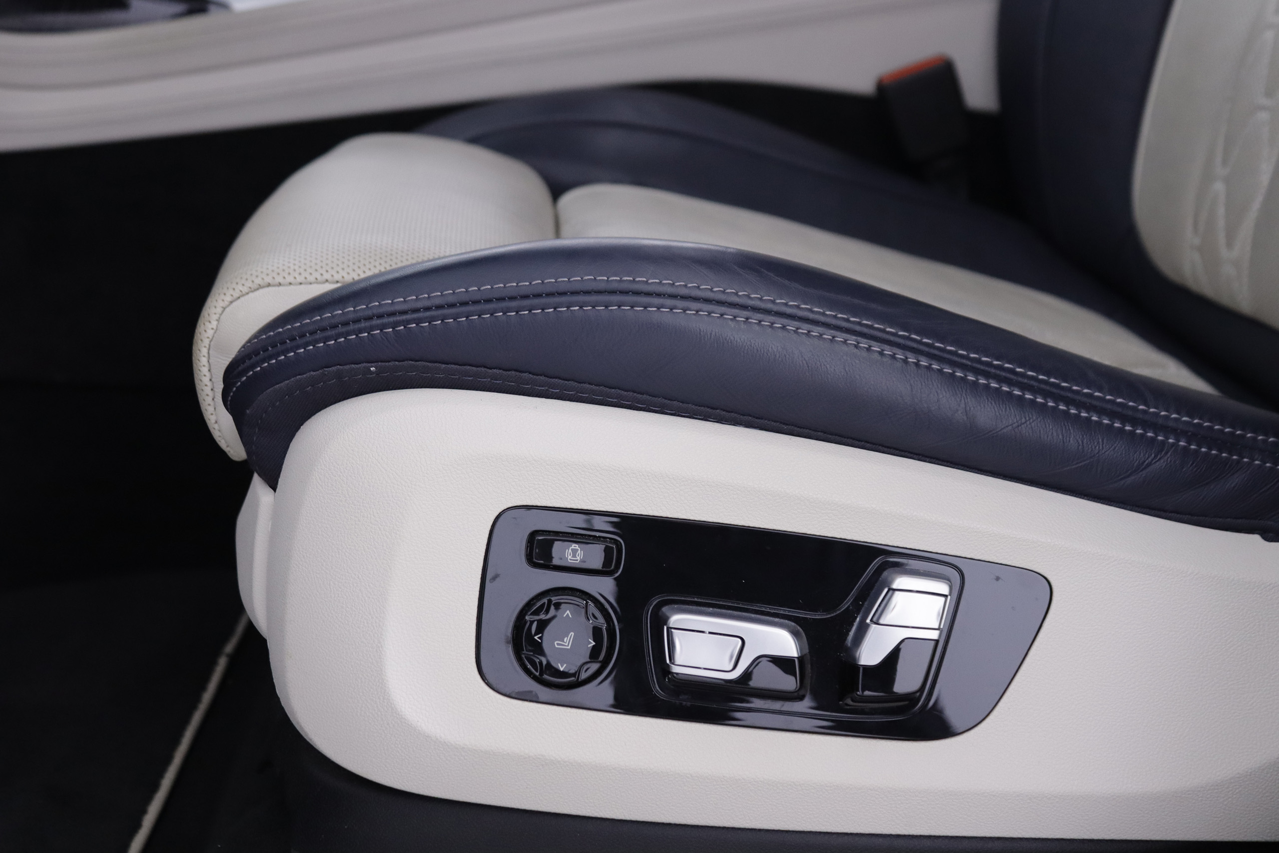 BMW X7 M50i AUTO 530cv Individual 7 PLAZAS 5P # IVA DEDUCIBLE, TECHO ELE PANORAMICO DOBLE, NAVY, CUERO BOLA foto 29