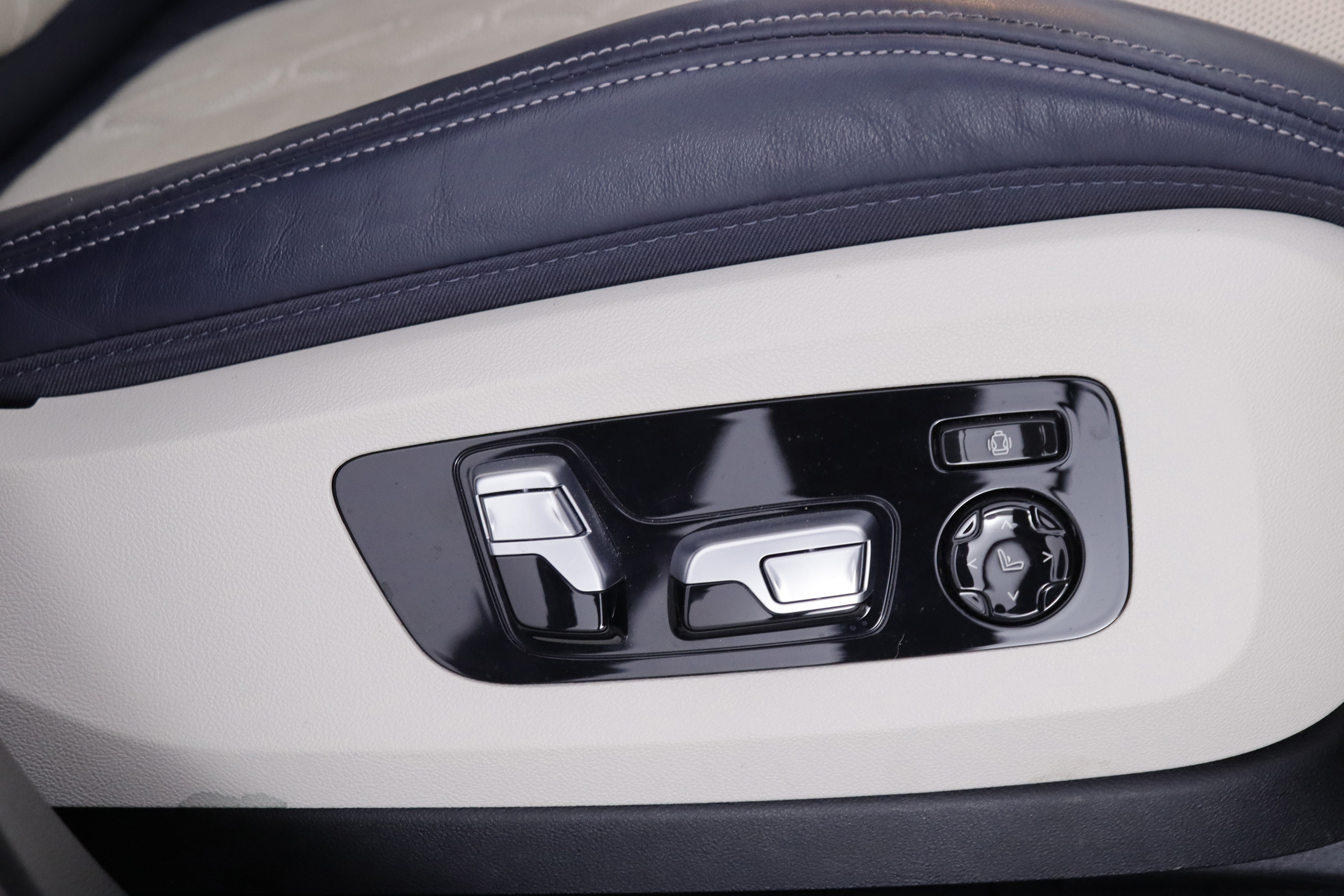 BMW X7 M50i AUTO 530cv Individual 7 PLAZAS 5P # IVA DEDUCIBLE, TECHO ELE PANORAMICO DOBLE, NAVY, CUERO BOLA foto 31