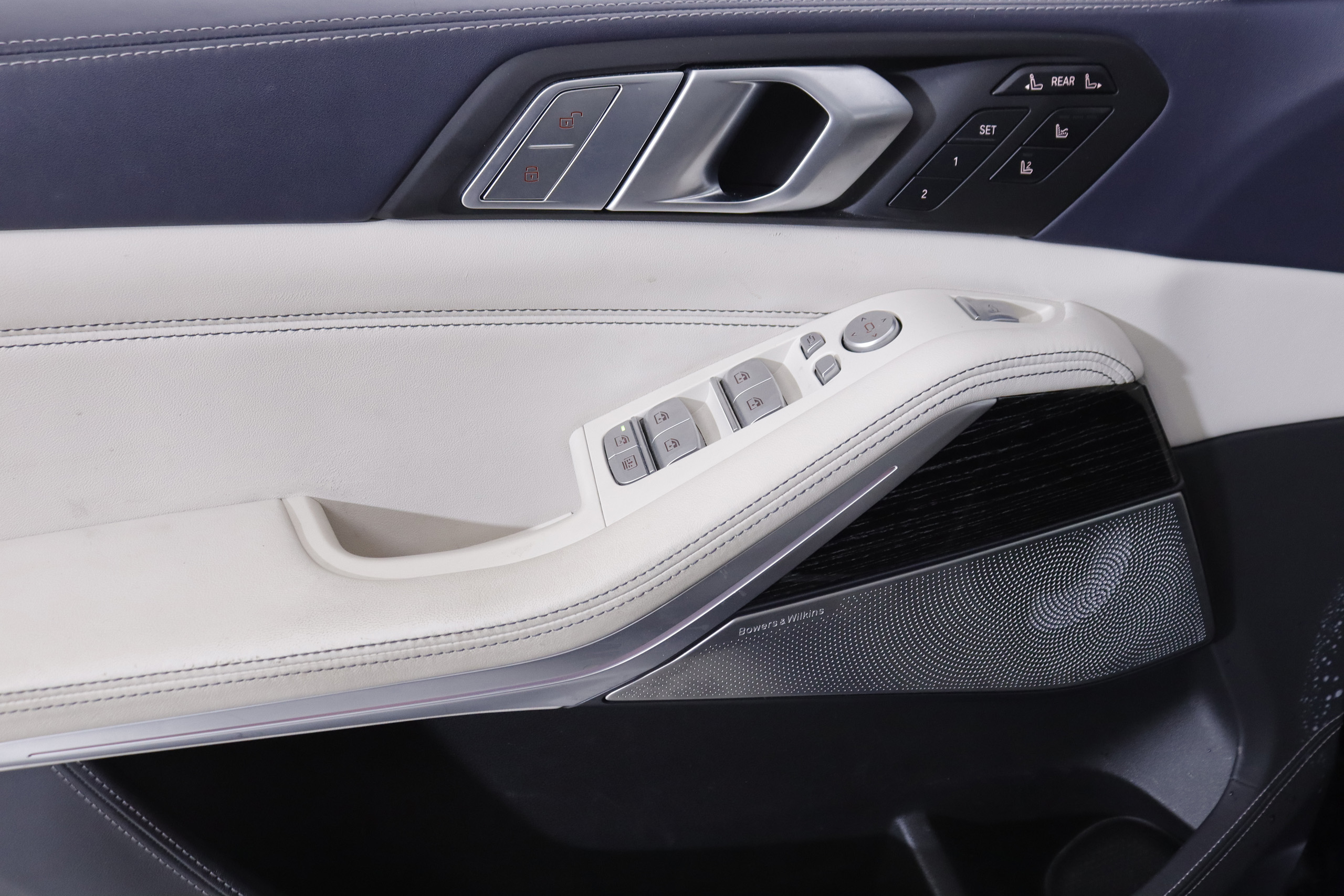 BMW X7 M50i AUTO 530cv Individual 7 PLAZAS 5P # IVA DEDUCIBLE, TECHO ELE PANORAMICO DOBLE, NAVY, CUERO BOLA foto 28