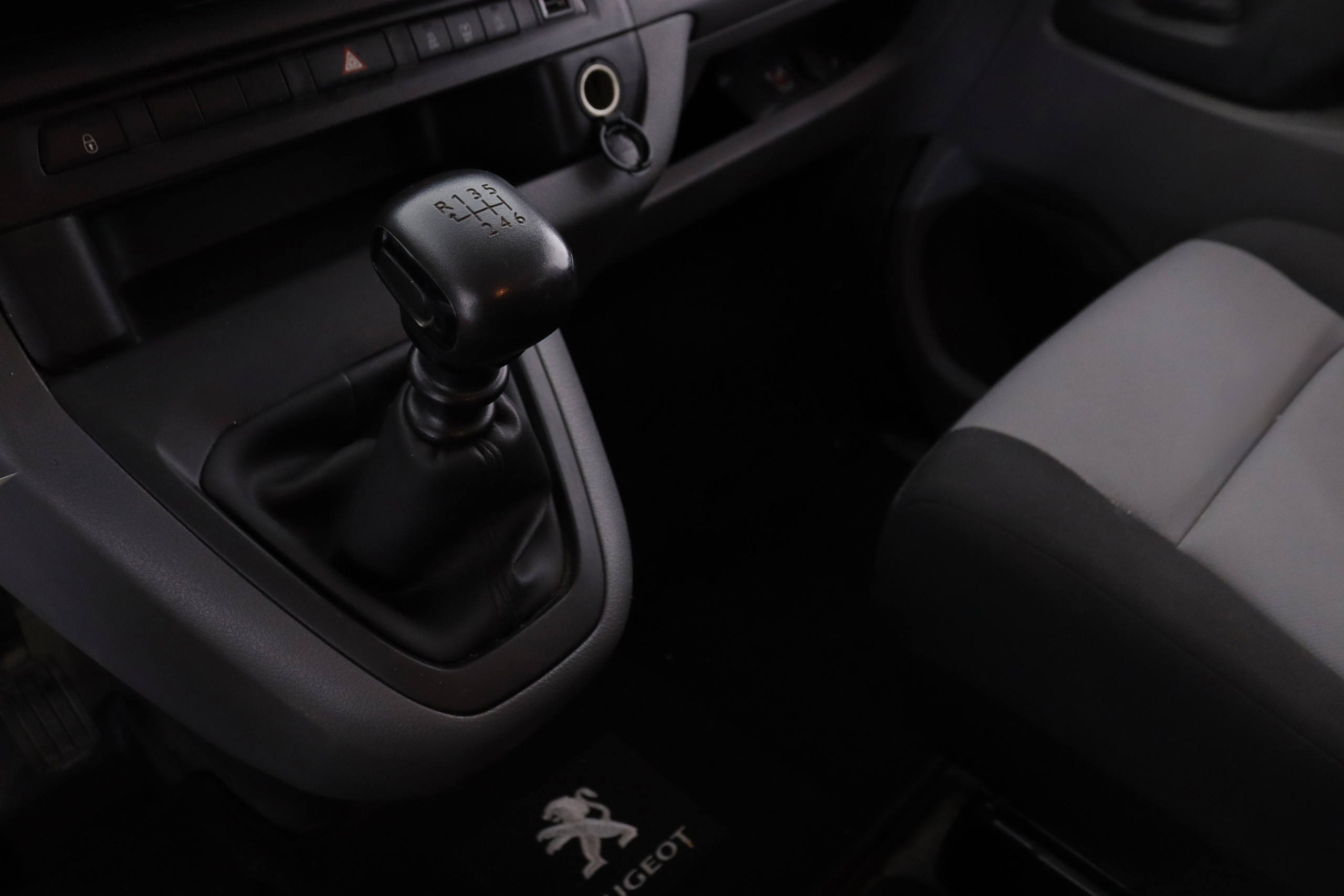 Peugeot Expert 1.6 BLUEHDI COMBI 5 Plazas STANDARD 120cv 4P # IVA DEDUCIBLE,PARKTRONIC foto 18