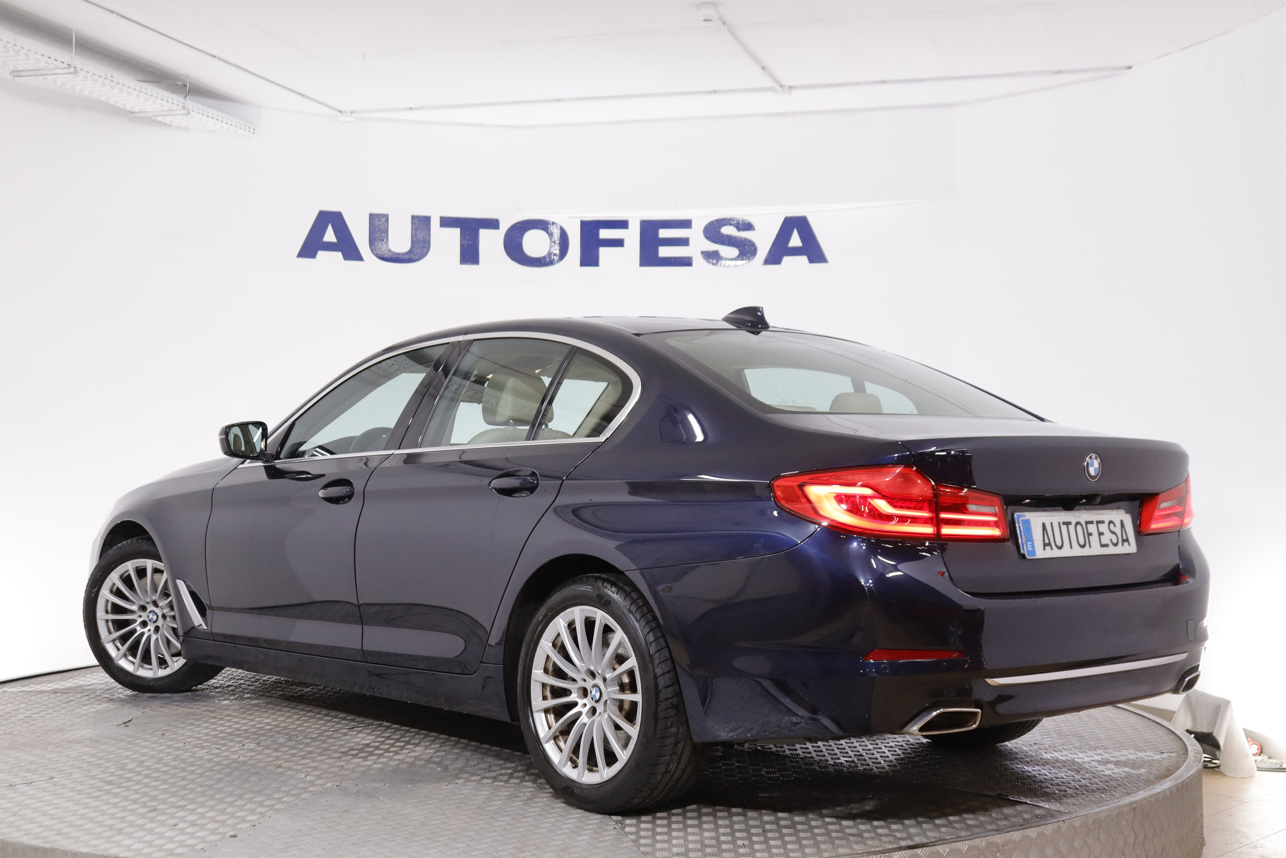 BMW 540 SERIE 5 540I LUXURY 340cv AUTO 4P # NAVY, CUERO foto 6