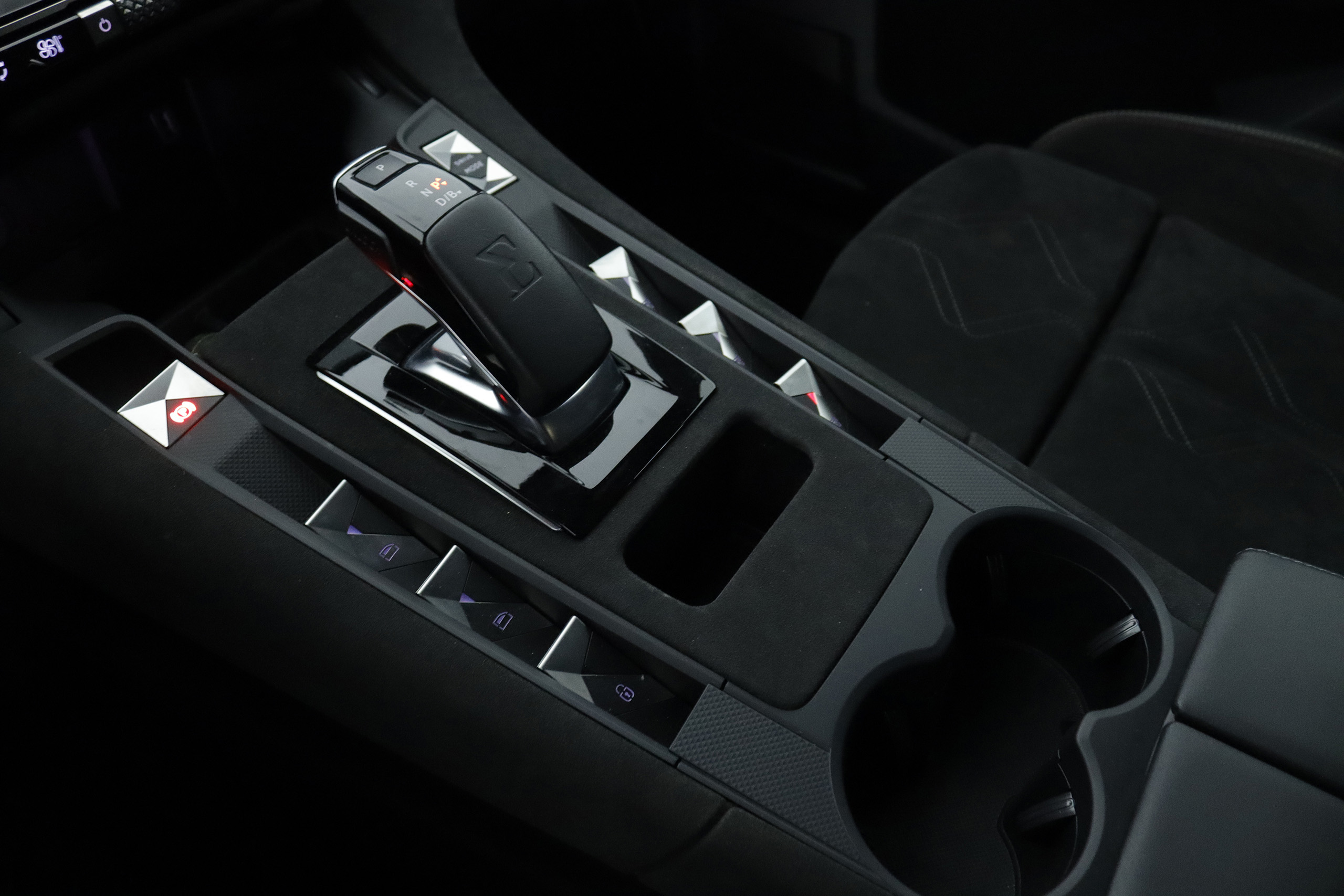 DS DS 7 Crossback 1.6 HIBRIDO ENCHUFABLE PERFORMANCE LINE 300cv AUTO 5P # NAVY, PARKTRONIC, FAROS LED foto 19