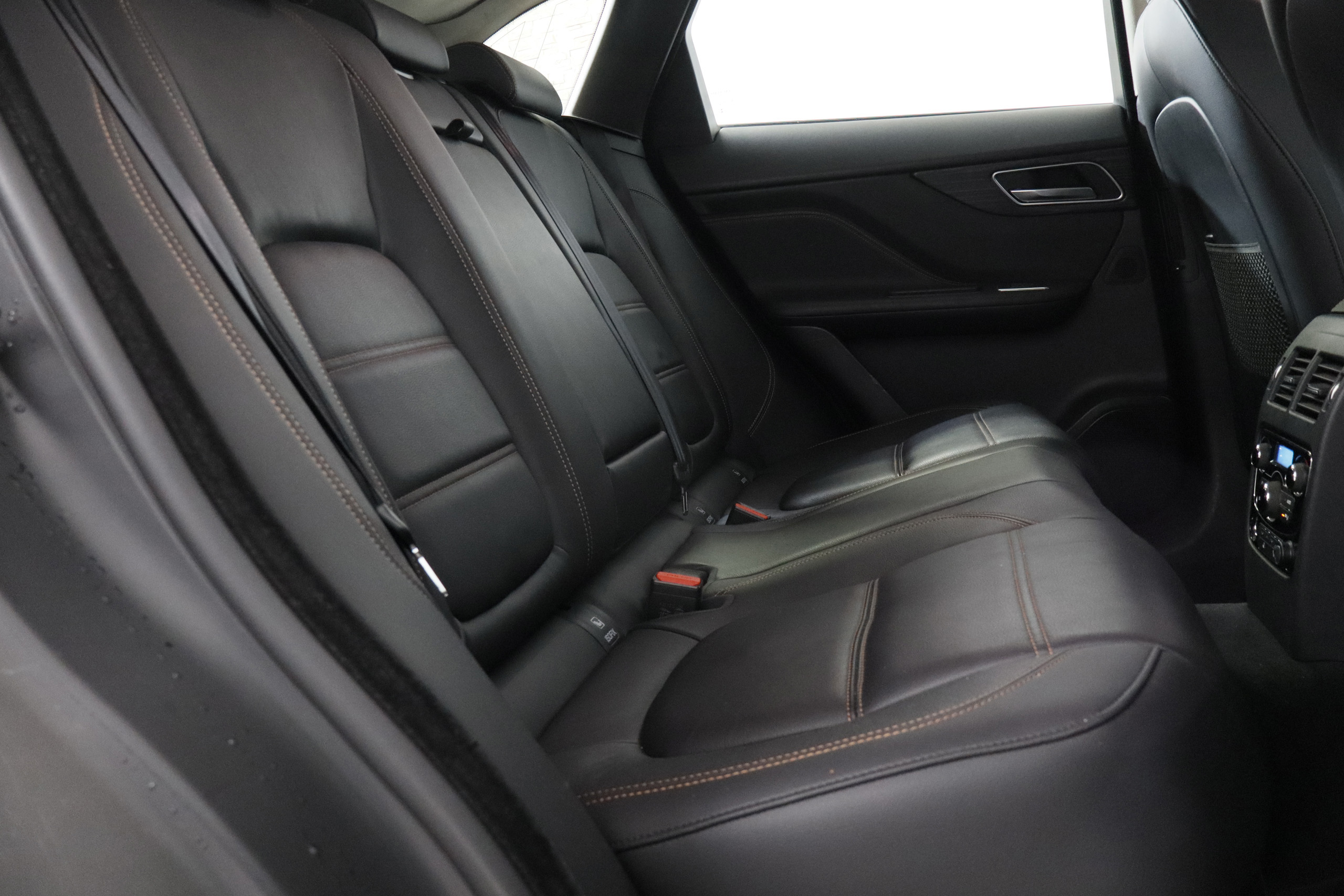 Jaguar F-pace F PACE 2.0 T PRESTIGE AWD 300CV AUTO 5P #  PNAVY, CUERO foto 24