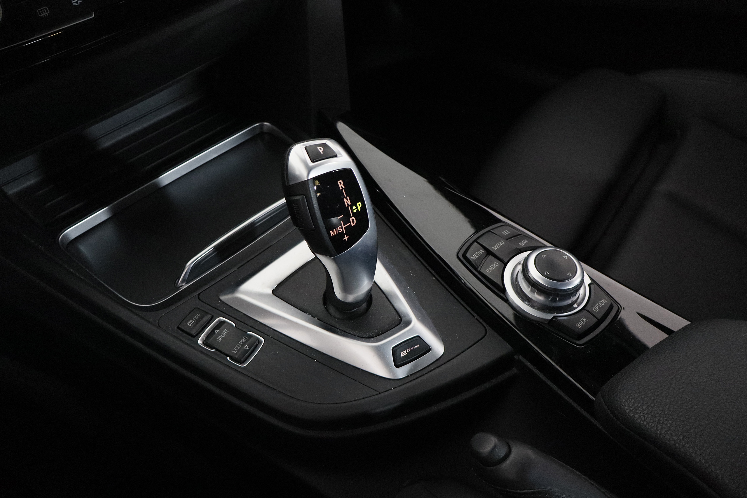 BMW 330 330E E-DRIVE PACK SPORT 252CV AUTO 4P # NAVY, CUERO foto 19