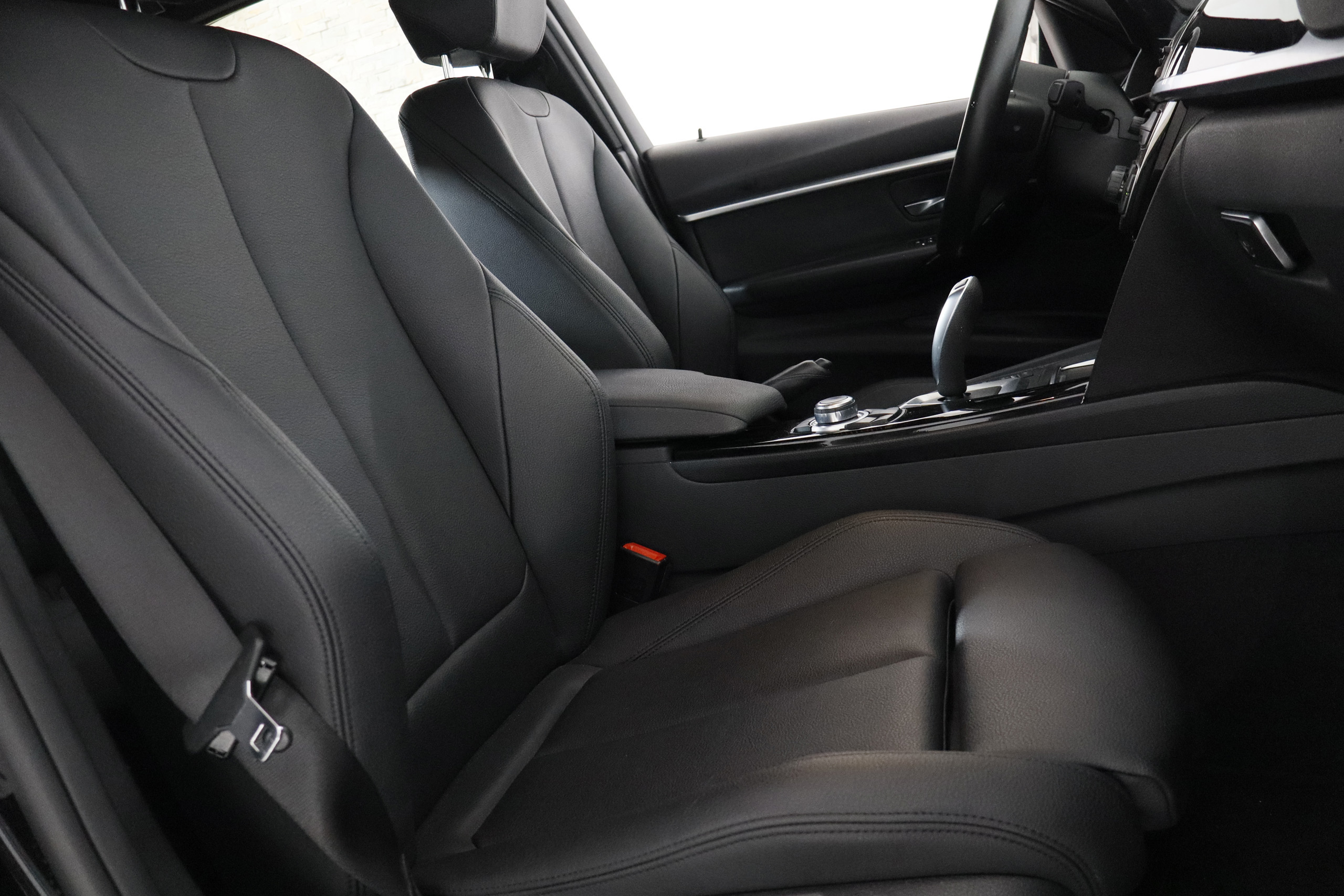 BMW 330 330E E-DRIVE PACK SPORT 252CV AUTO 4P # NAVY, CUERO foto 23