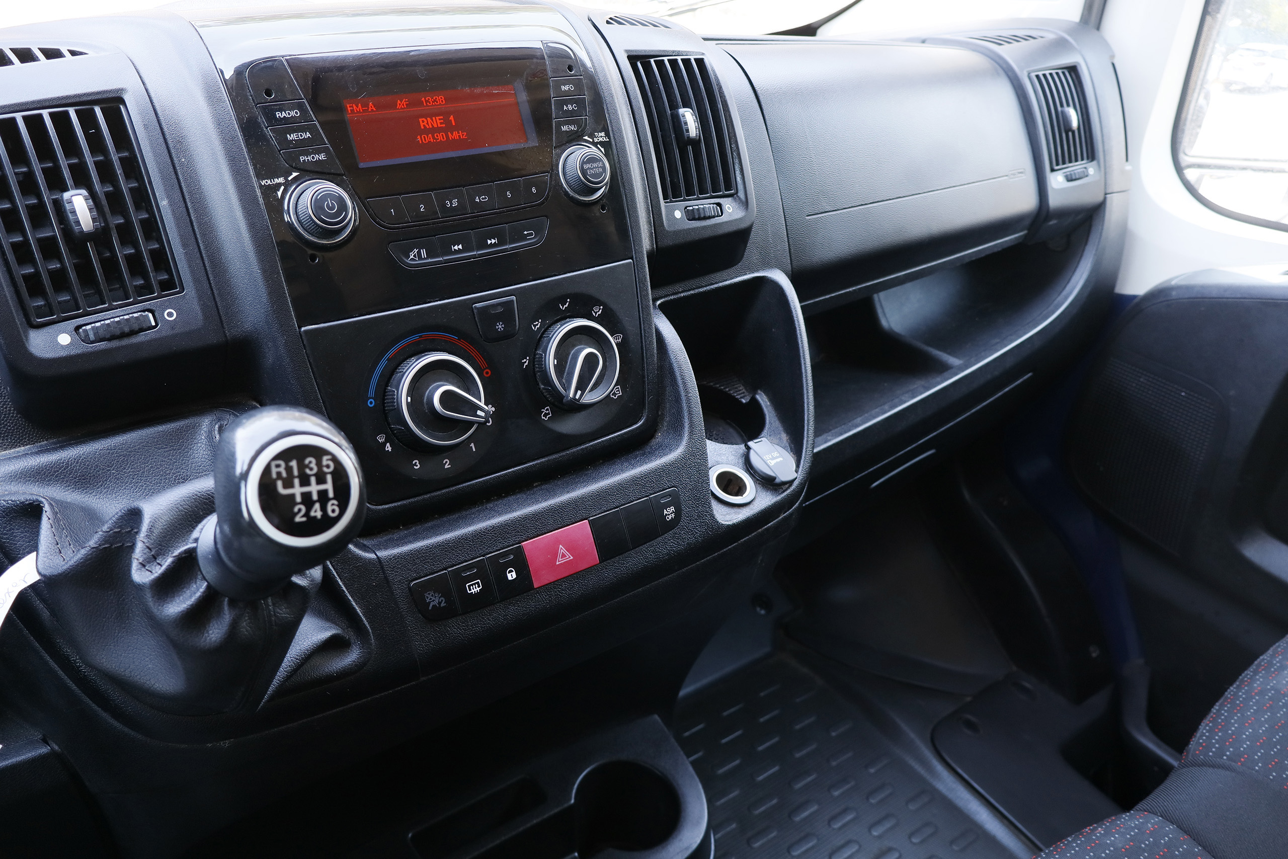 Peugeot Boxer FURGON 2.2 BLUEHDI 330 L1H1 120CV 4P # IVA DEDUCIBLE, BLUETOOTH foto 13