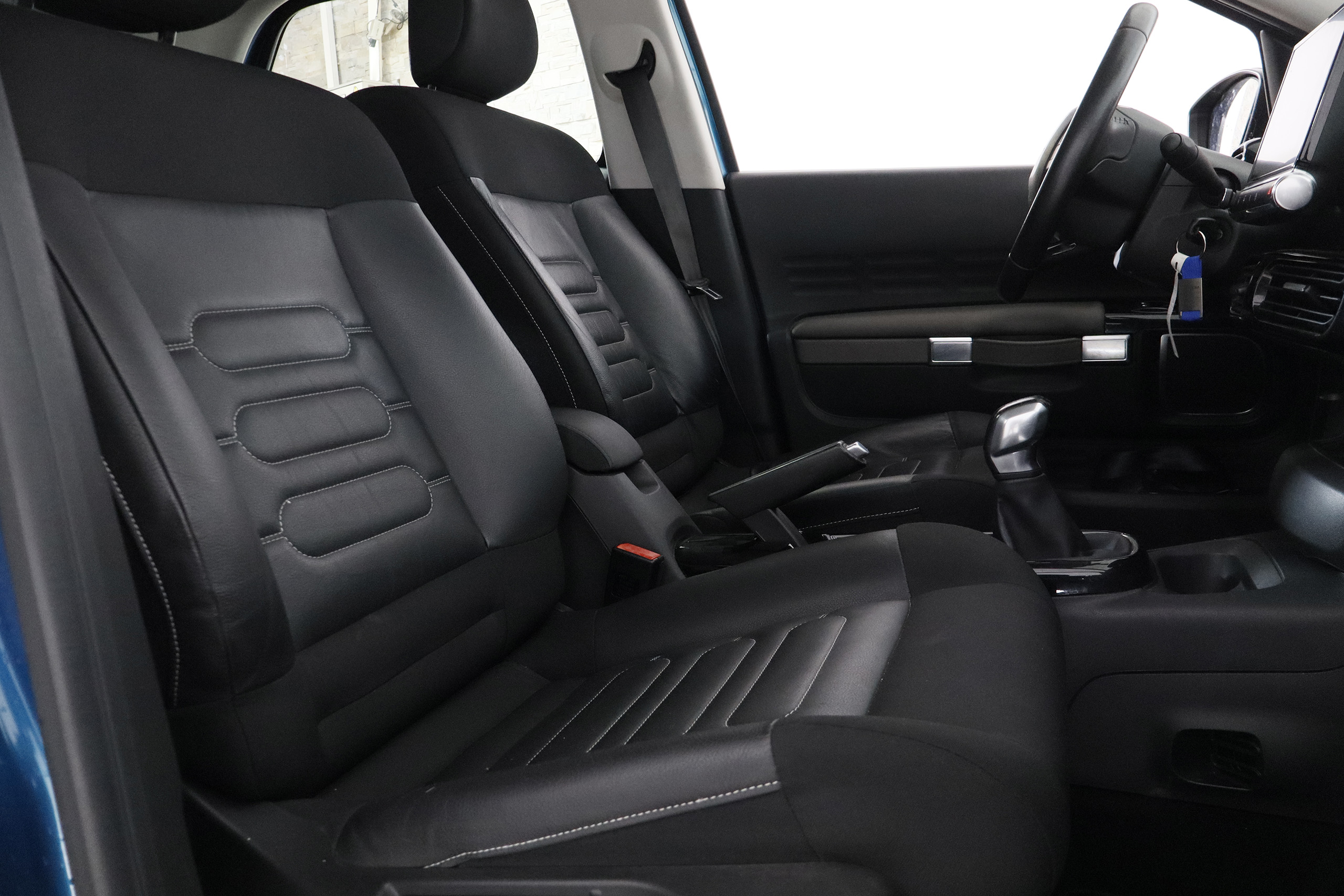 Citroen C4 CACTUS 1.5 HDI 100CV FEEL 5P # NAVY, PARKTRONIC 1.5 HDI 100CV SHINE 5P # NAVY, PARKTRONIC foto 23