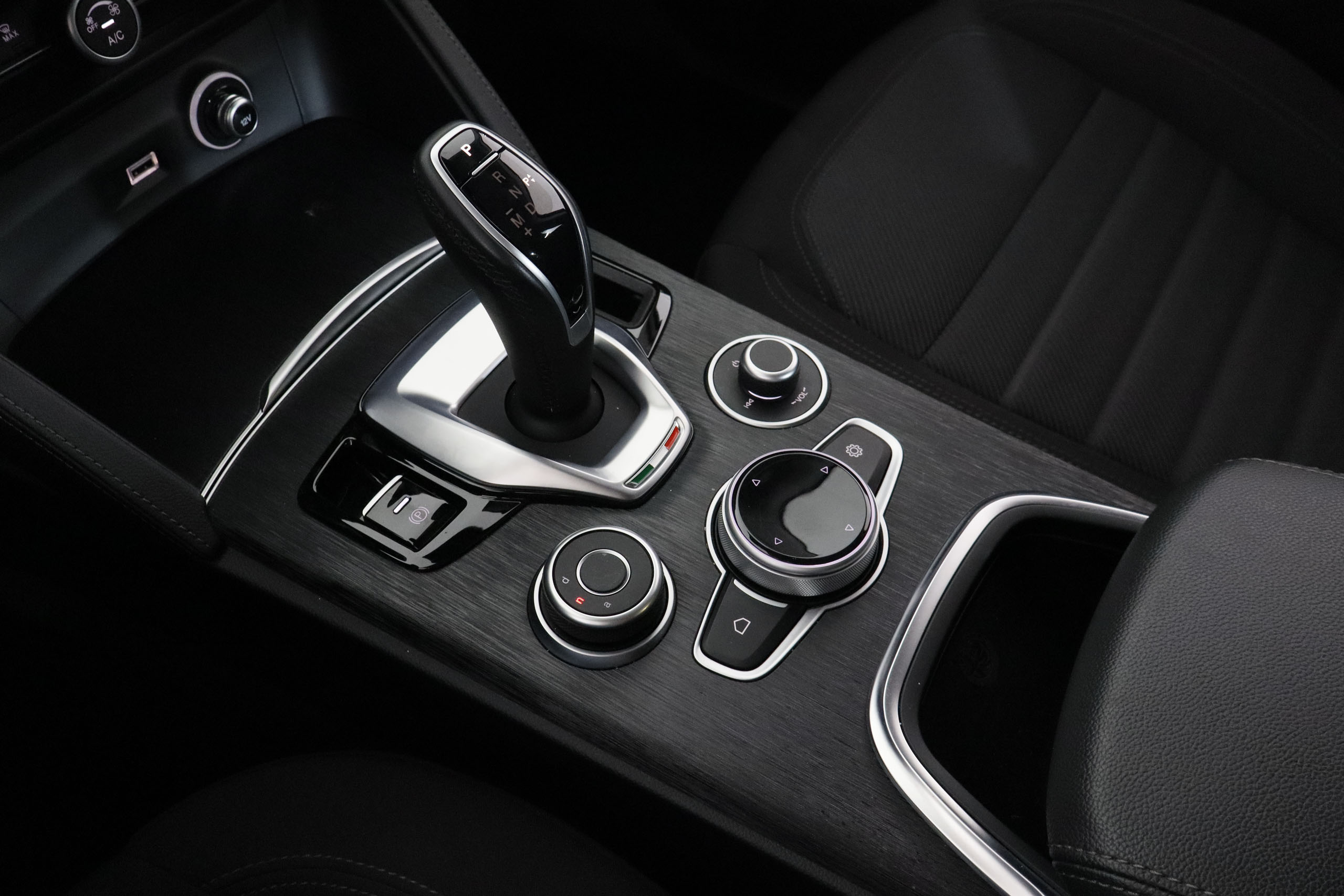 Alfa Romeo Stelvio 2.0 T 200CV Q4 AWD SUPER AUTO 5P # IVA DEDUCIBLE,NAVY,BIXENON,PARKTRONIC foto 18