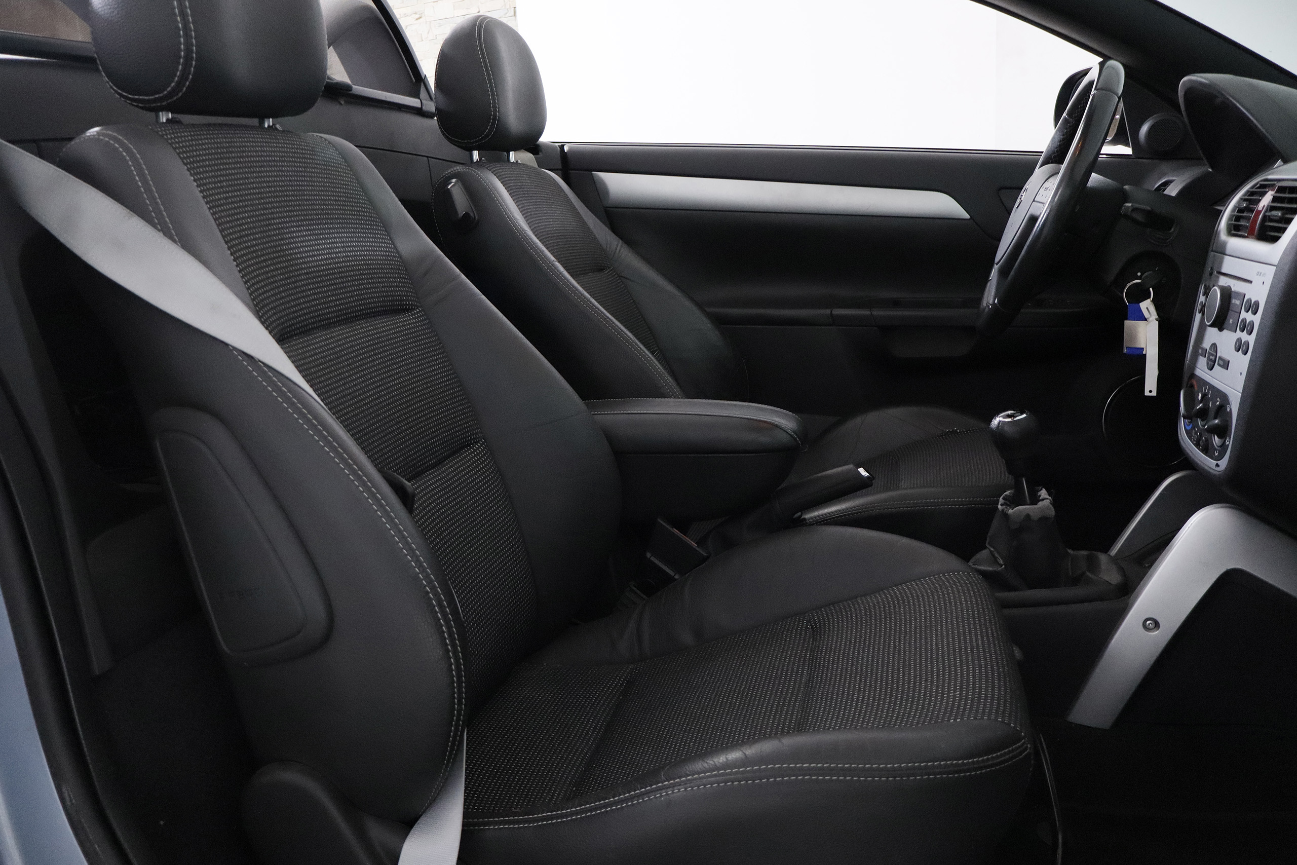 Opel Tigra CABRIO TWINTOP 1.8 16V 125CV SPORT 2P foto 24