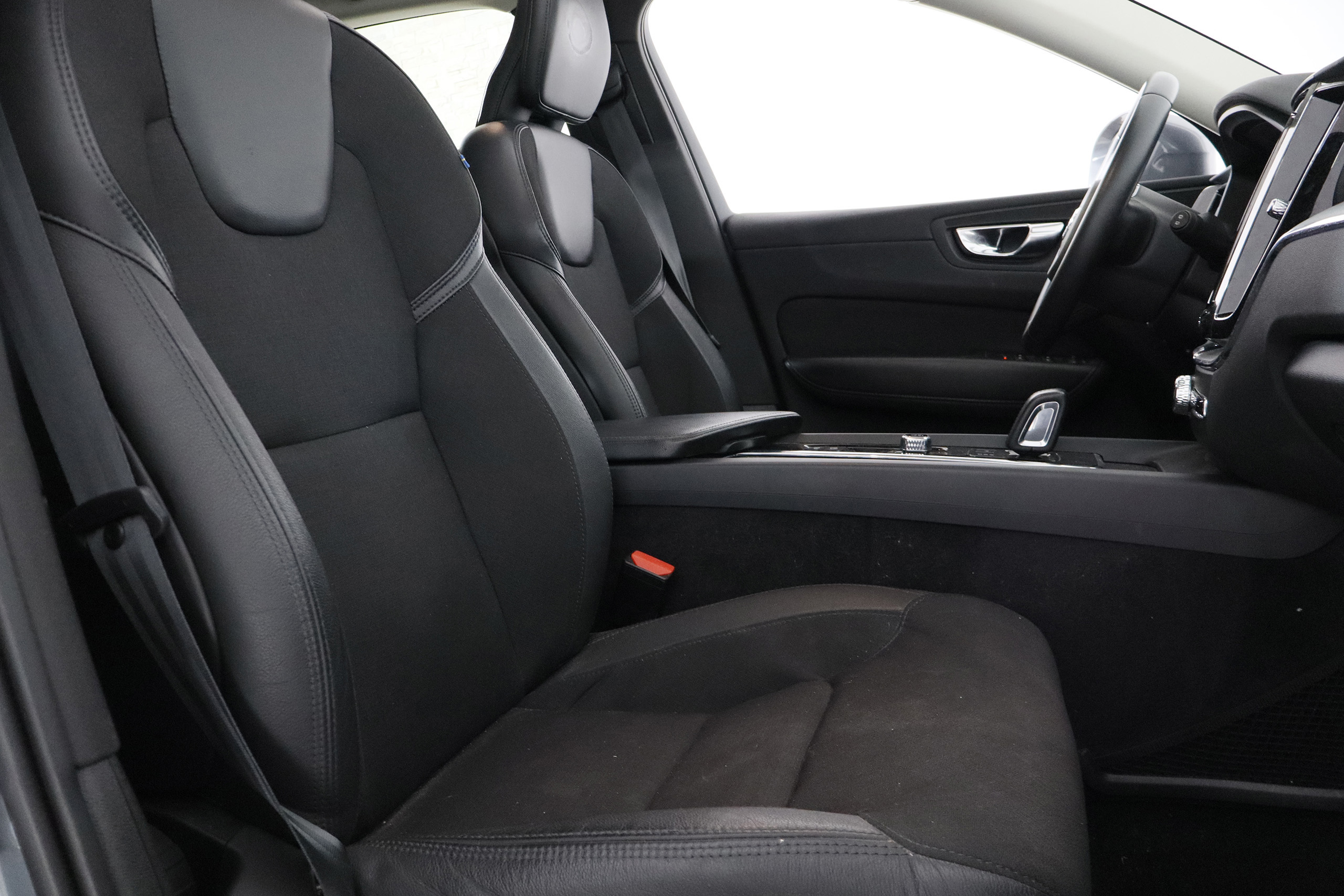 Volvo Xc 60 2.0 T8 HIBRIDO ENCHUFABLE 408CV BUSINESS PLUS AWD AUTO 5P # IVA DEDUCIBLE, TECHO ELE PANORAMICO, NAVY foto 28