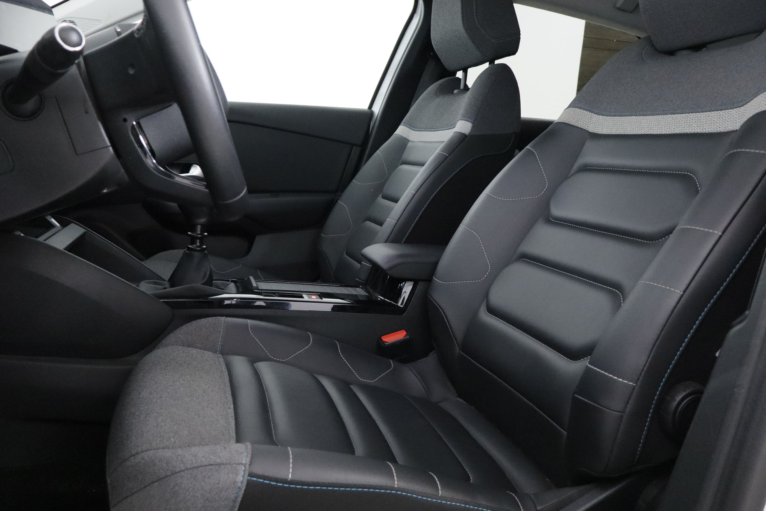 Citroen C4 1.2 PURETECH SHINE 130CV 5P # NAVY,FAROS LED,PARKTRONIC,CAMARA TRASERA,HEAD UP DISPLAY foto 22