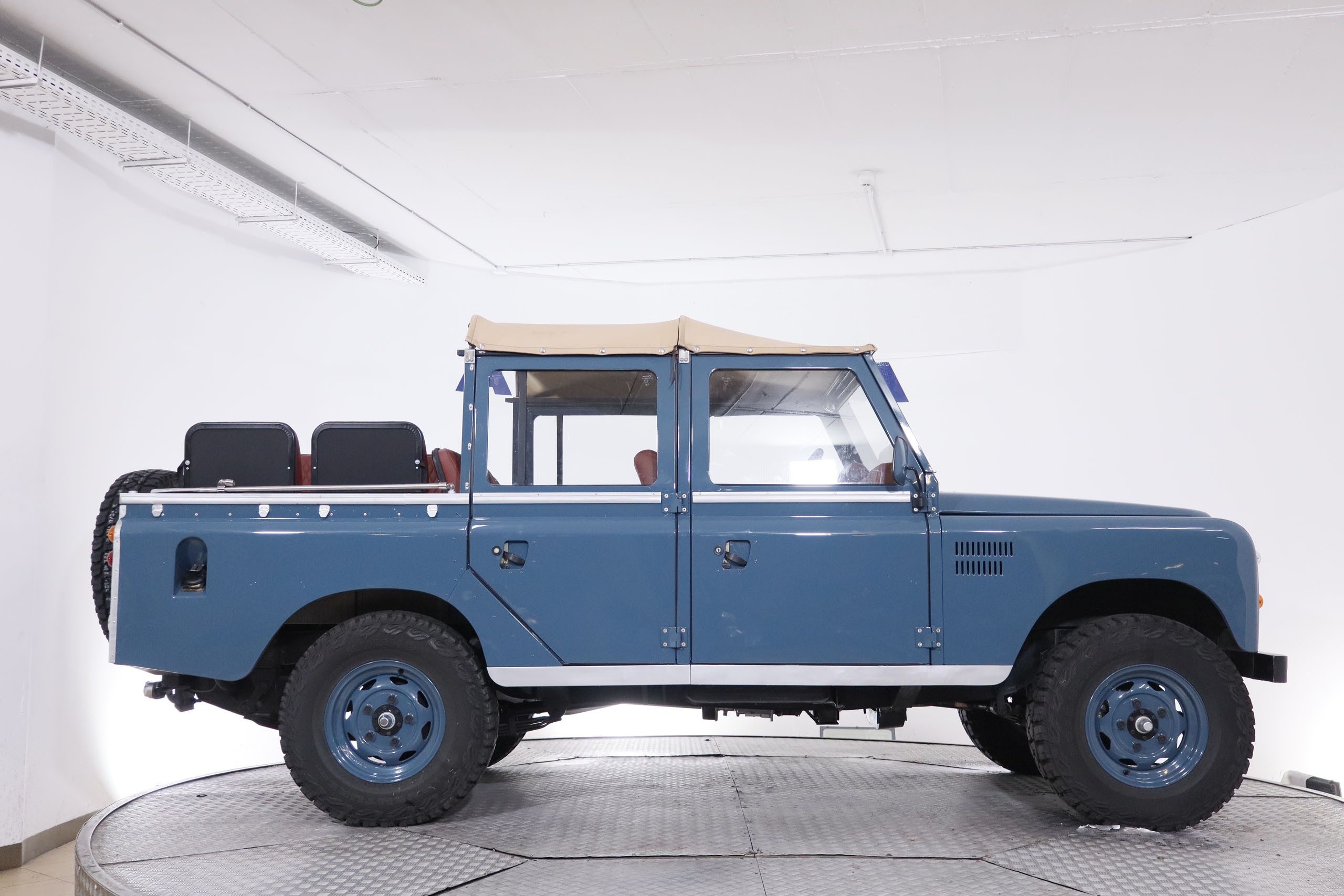 Land Rover Defender DEFENDER SANTANA 109 DIESEL 61CV 9 PLAZAS 4x4 4P RECIEN RESTAURADO # CUERO foto 10