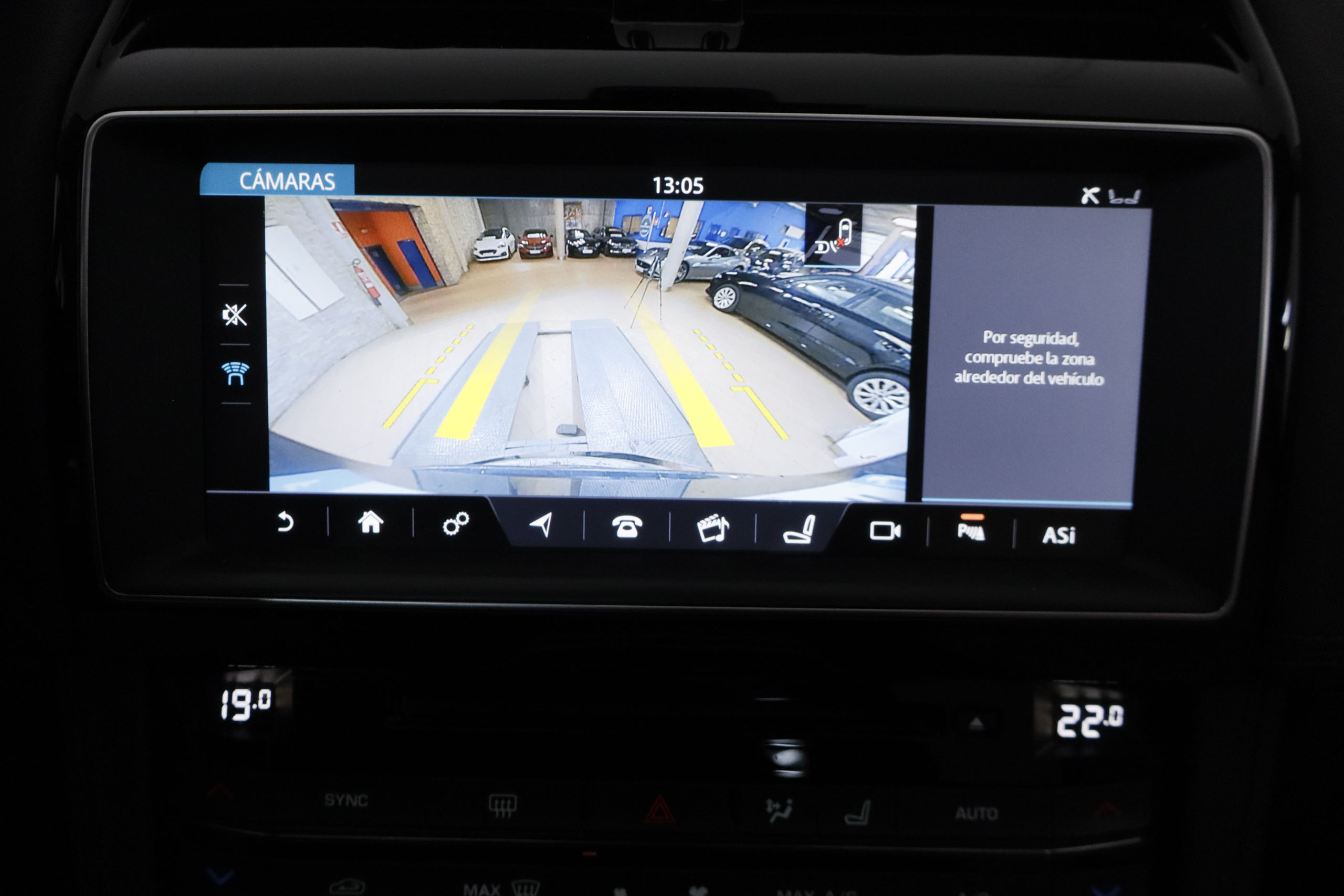 Jaguar F-pace 3.0D V6 300CV 4WD PORTFOLIO AUTO 5P S/S # TECHO ELE, NAVY, CUERO foto 22