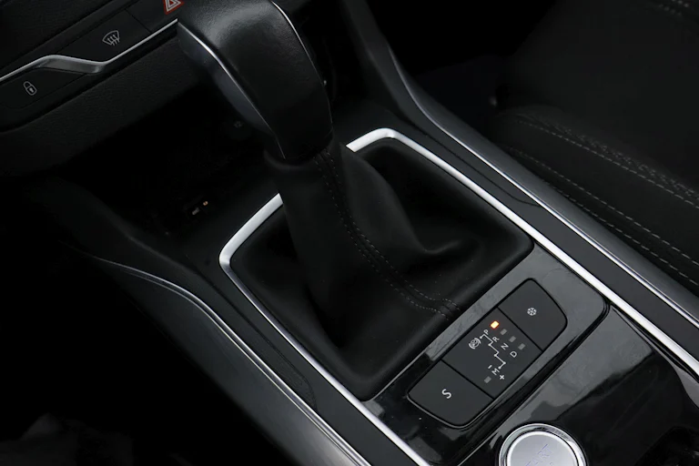 Peugeot 308 SW 1.2 130CV AUTO ALLURE 5P # TECHO PANORAMICO, NAVY, FAROS LED foto 19