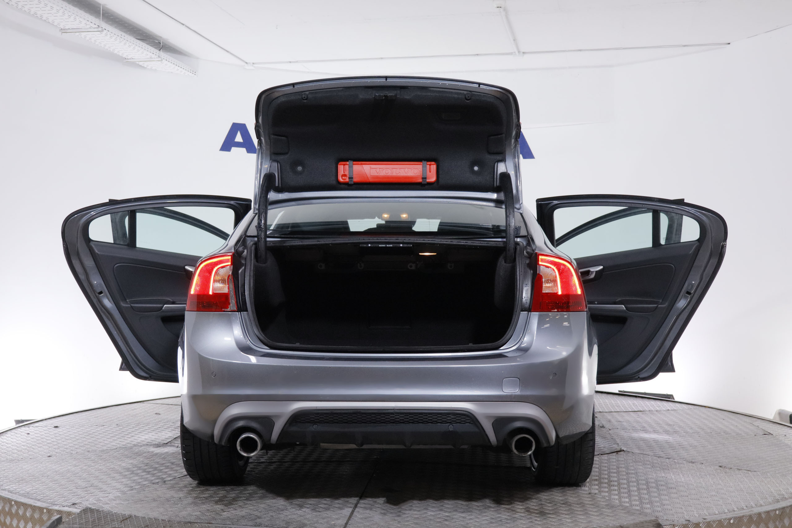 Volvo S60 2.0 D3 R-DESIGN AUTO 150CV 4P # NAVY,XENON,PARKTRONIC foto 10