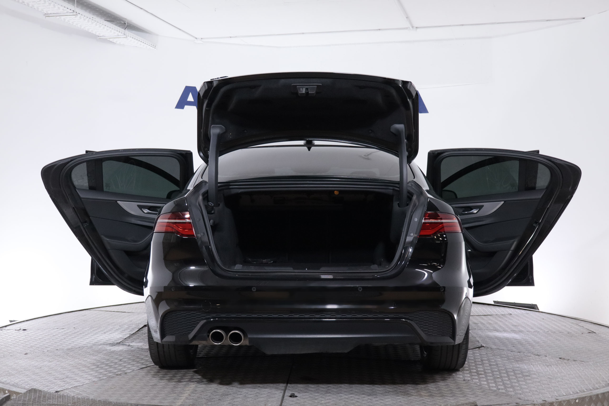 Jaguar Xe 20D MEHV AUTO R-DYNAMIC 204CV 4P # IVA DEDUCIBLE,NAVY,FAROS LED foto 3