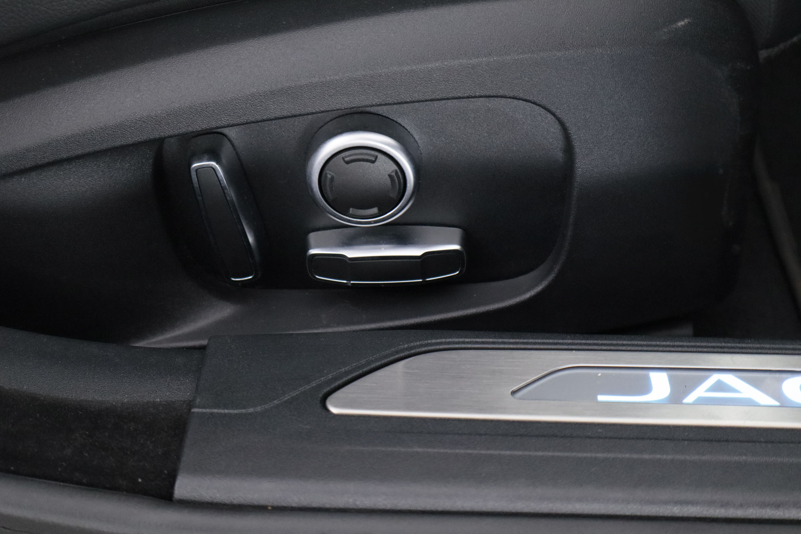 Jaguar Xe 20D MEHV AUTO R-DYNAMIC 204CV 4P # IVA DEDUCIBLE,NAVY,FAROS LED foto 26