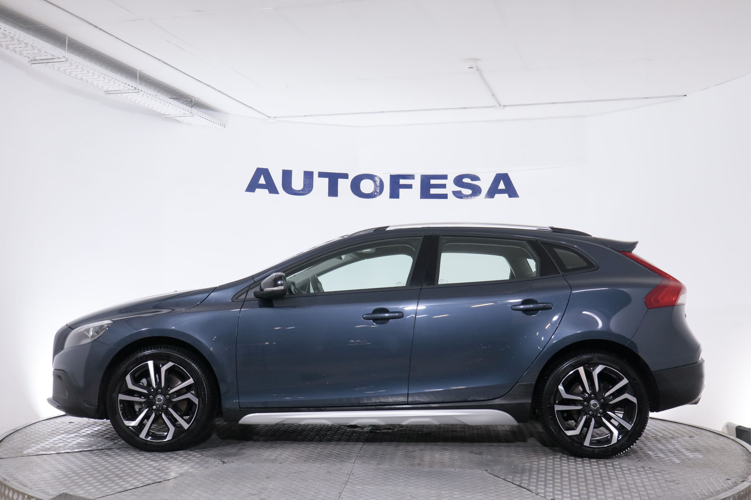 Volvo V40 CROSS COUNTRY 1.5 T3 AUTO 152CV 5P # TECHO PANORAMICO,NAVY,CAMARA TRASERA CROSS COUNTRY 1.5 T3 AUTO 152CV 5P # TECHO PANORAMICO,NAVY,CAMARA TRASERA foto 5