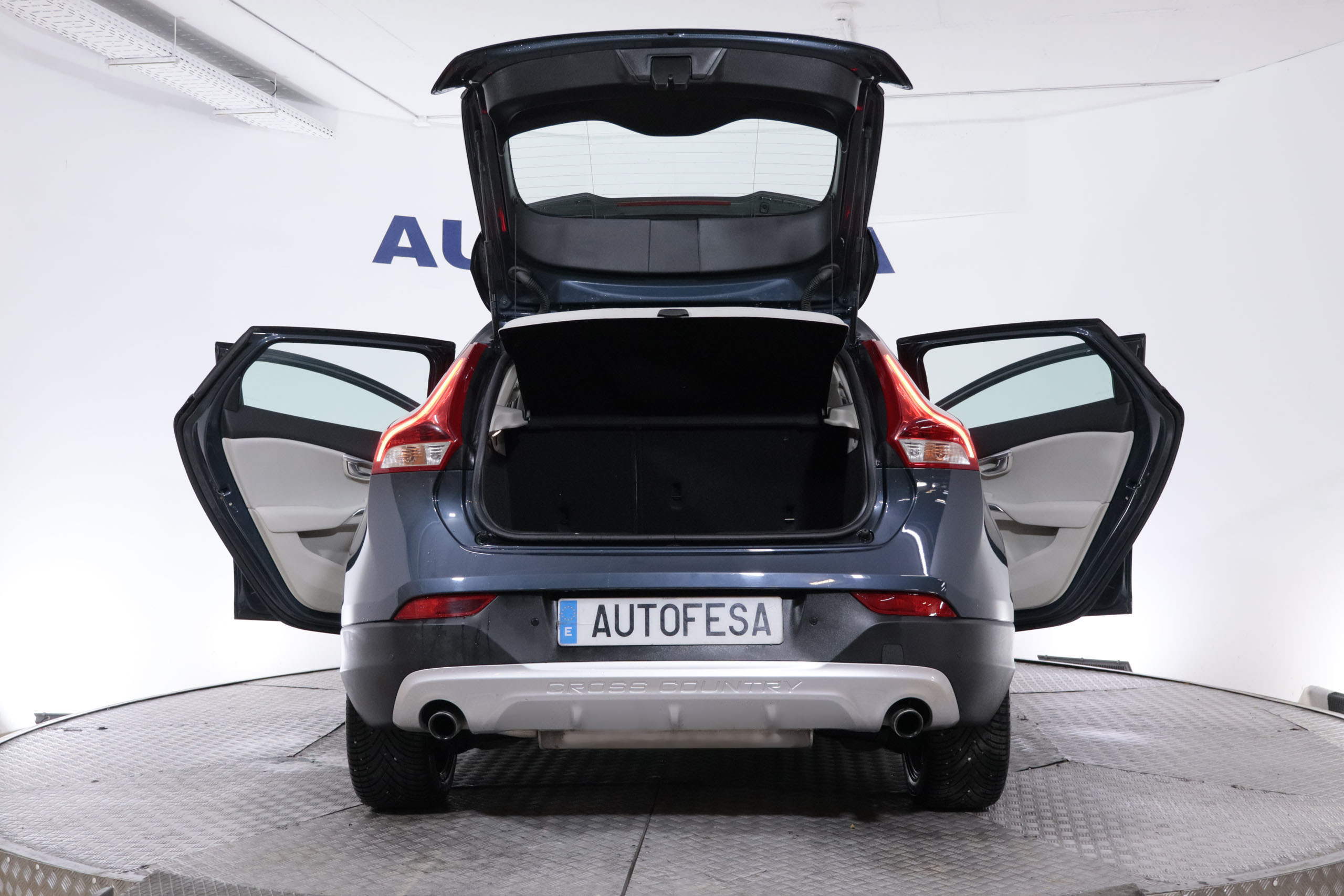 Volvo V40 CROSS COUNTRY 1.5 T3 AUTO 152CV 5P # TECHO PANORAMICO,NAVY,CAMARA TRASERA CROSS COUNTRY 1.5 T3 AUTO 152CV 5P # TECHO PANORAMICO,NAVY,CAMARA TRASERA foto 13