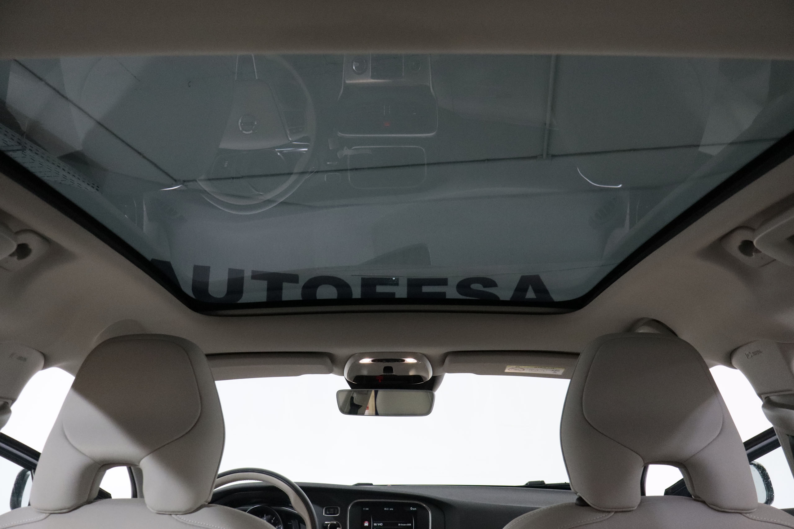 Volvo V40 CROSS COUNTRY 1.5 T3 AUTO 152CV 5P # TECHO PANORAMICO,NAVY,CAMARA TRASERA CROSS COUNTRY 1.5 T3 AUTO 152CV 5P # TECHO PANORAMICO,NAVY,CAMARA TRASERA foto 14