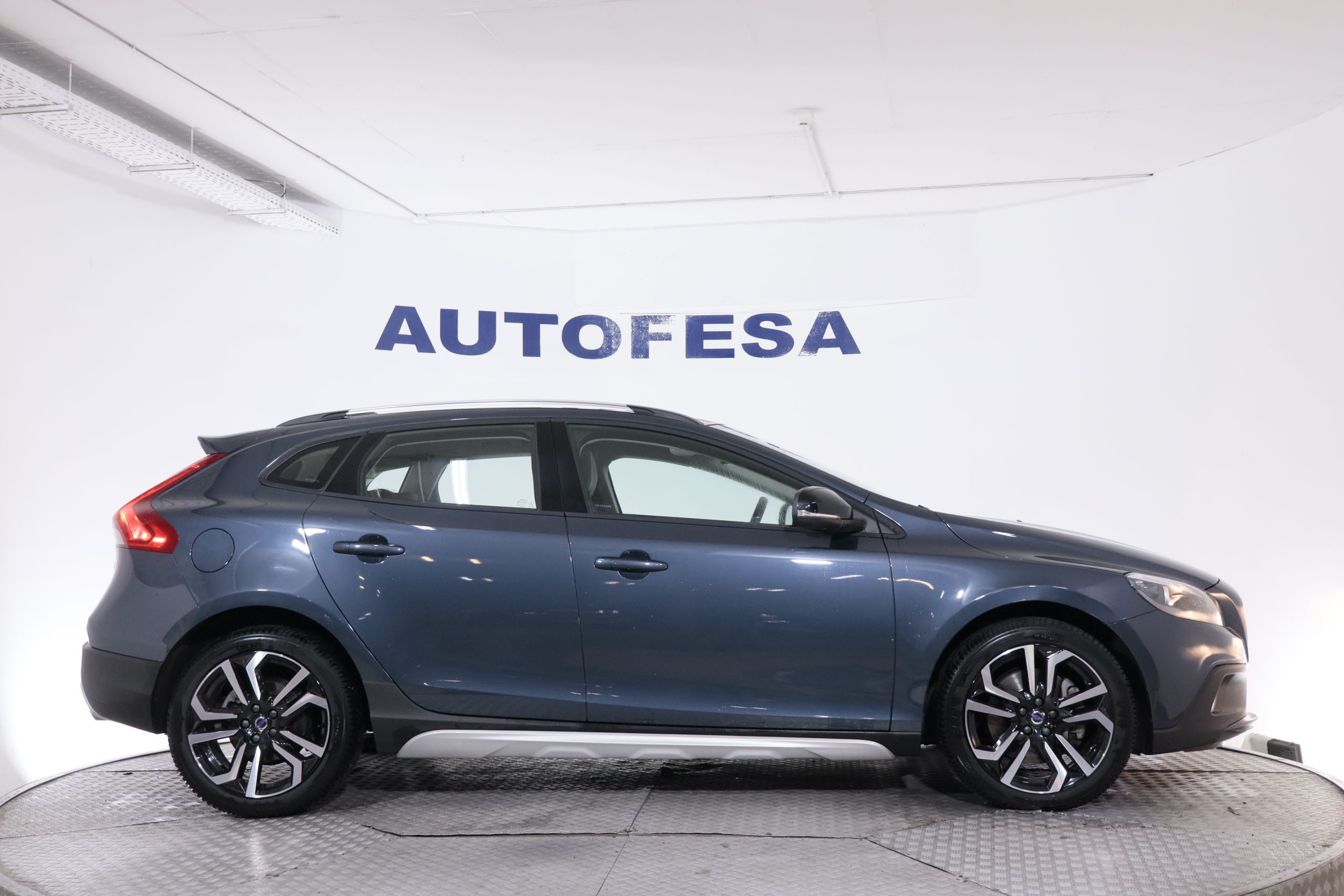 Volvo V40 CROSS COUNTRY 1.5 T3 AUTO 152CV 5P # TECHO PANORAMICO,NAVY,CAMARA TRASERA CROSS COUNTRY 1.5 T3 AUTO 152CV 5P # TECHO PANORAMICO,NAVY,CAMARA TRASERA foto 10