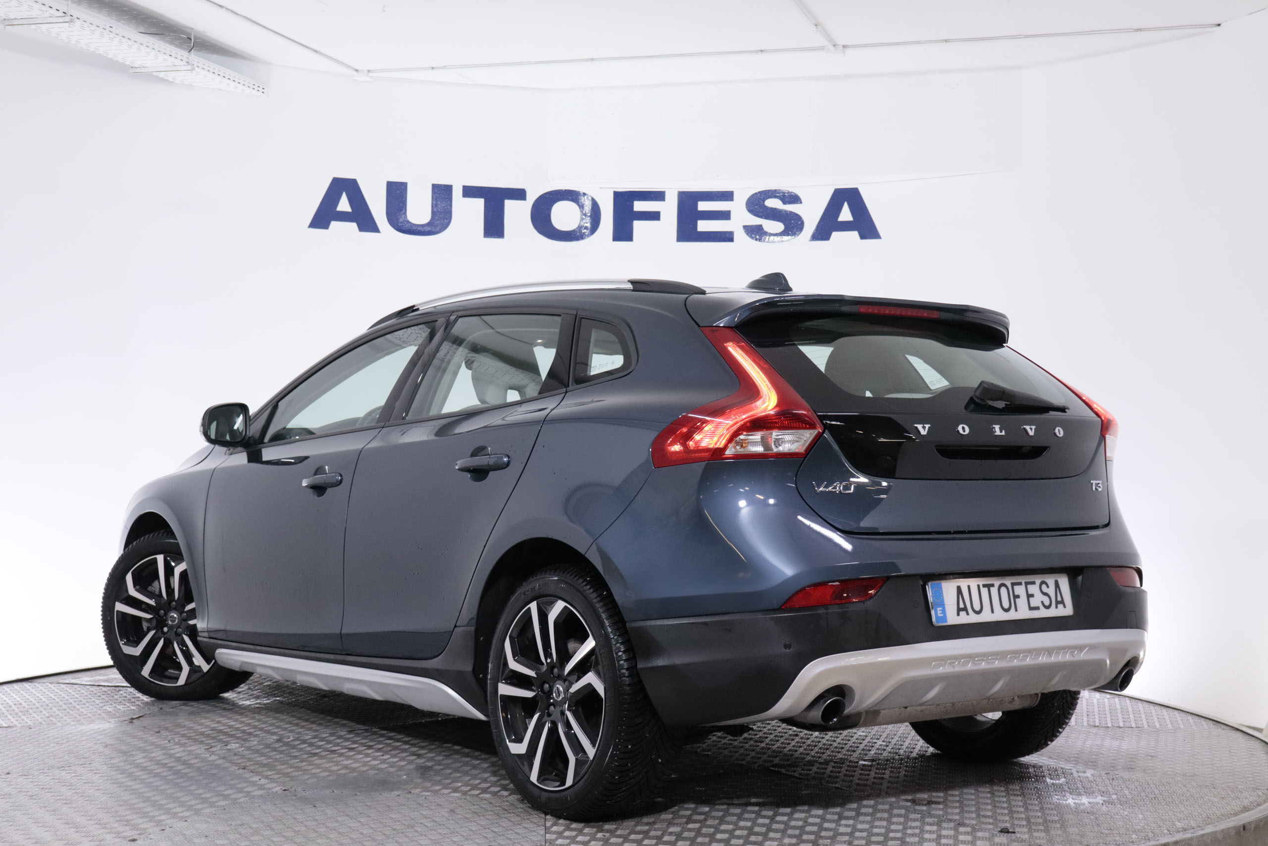 Volvo V40 CROSS COUNTRY 1.5 T3 AUTO 152CV 5P # TECHO PANORAMICO,NAVY,CAMARA TRASERA CROSS COUNTRY 1.5 T3 AUTO 152CV 5P # TECHO PANORAMICO,NAVY,CAMARA TRASERA foto 6