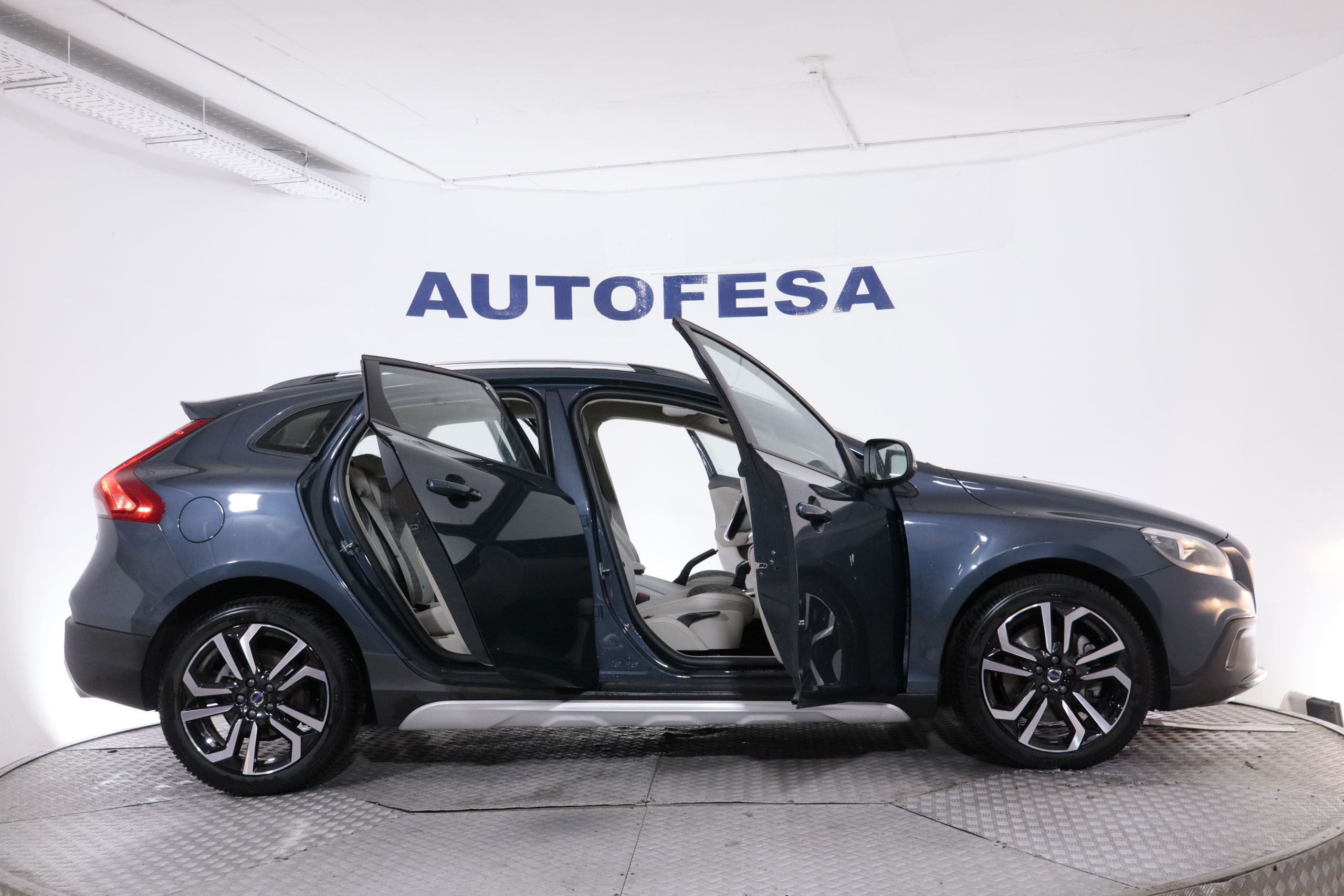 Volvo V40 CROSS COUNTRY 1.5 T3 AUTO 152CV 5P # TECHO PANORAMICO,NAVY,CAMARA TRASERA CROSS COUNTRY 1.5 T3 AUTO 152CV 5P # TECHO PANORAMICO,NAVY,CAMARA TRASERA foto 11