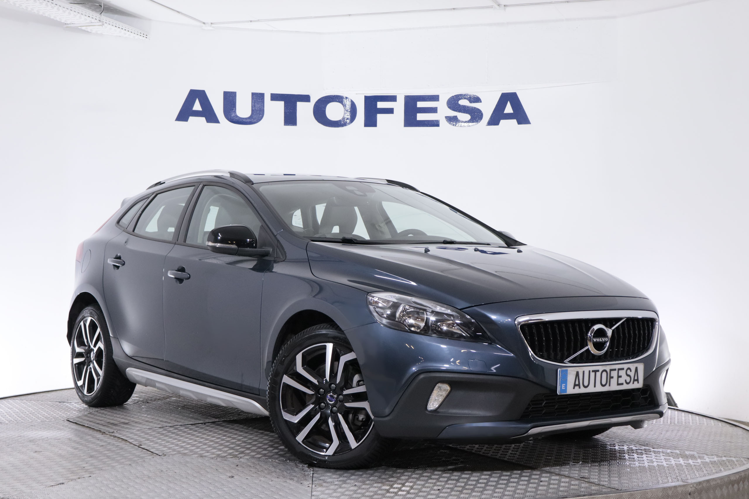 Volvo V40 CROSS COUNTRY 1.5 T3 AUTO 152CV 5P # TECHO PANORAMICO,NAVY,CAMARA TRASERA CROSS COUNTRY 1.5 T3 AUTO 152CV 5P # TECHO PANORAMICO,NAVY,CAMARA TRASERA foto 3