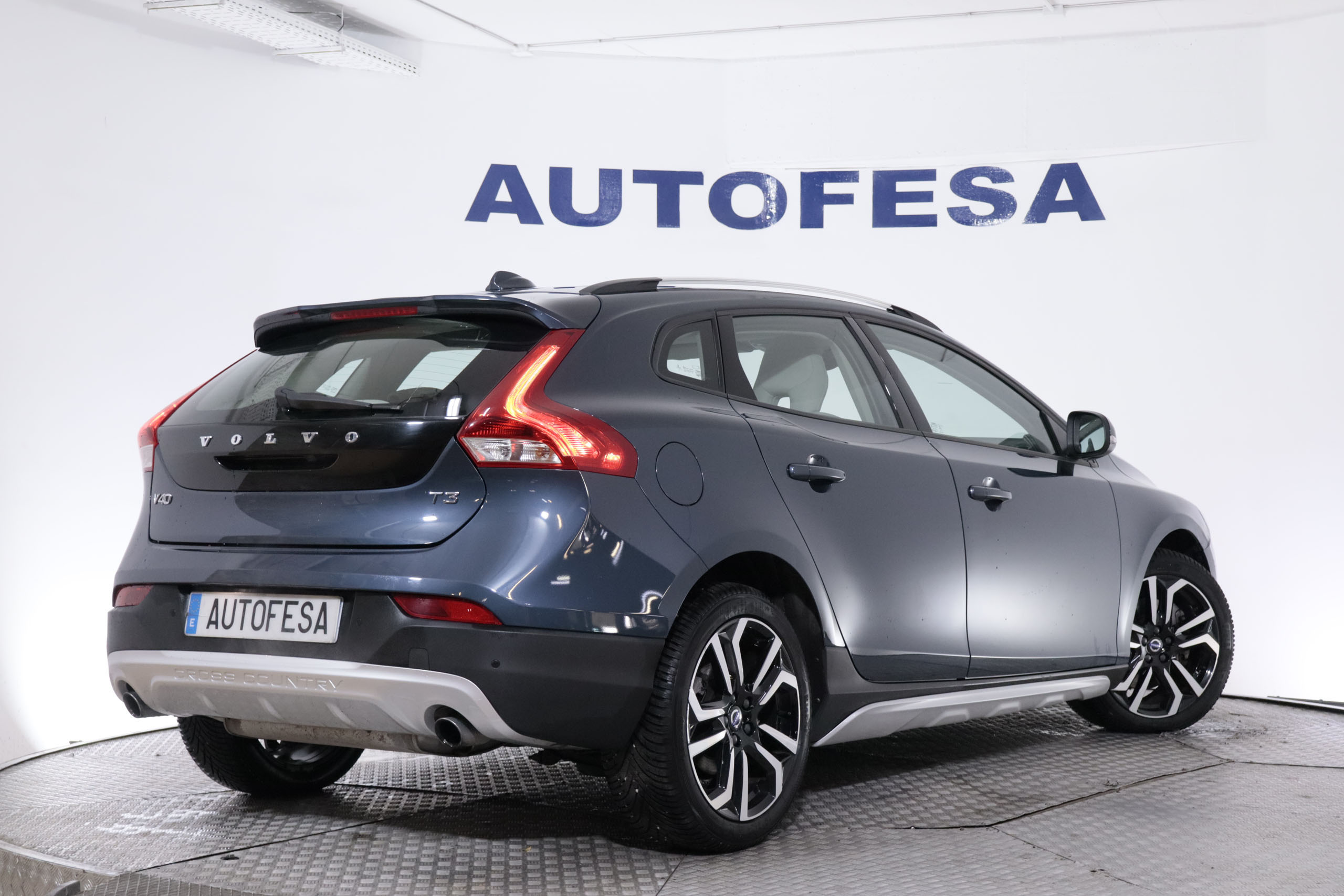 Volvo V40 CROSS COUNTRY 1.5 T3 AUTO 152CV 5P # TECHO PANORAMICO,NAVY,CAMARA TRASERA CROSS COUNTRY 1.5 T3 AUTO 152CV 5P # TECHO PANORAMICO,NAVY,CAMARA TRASERA foto 9