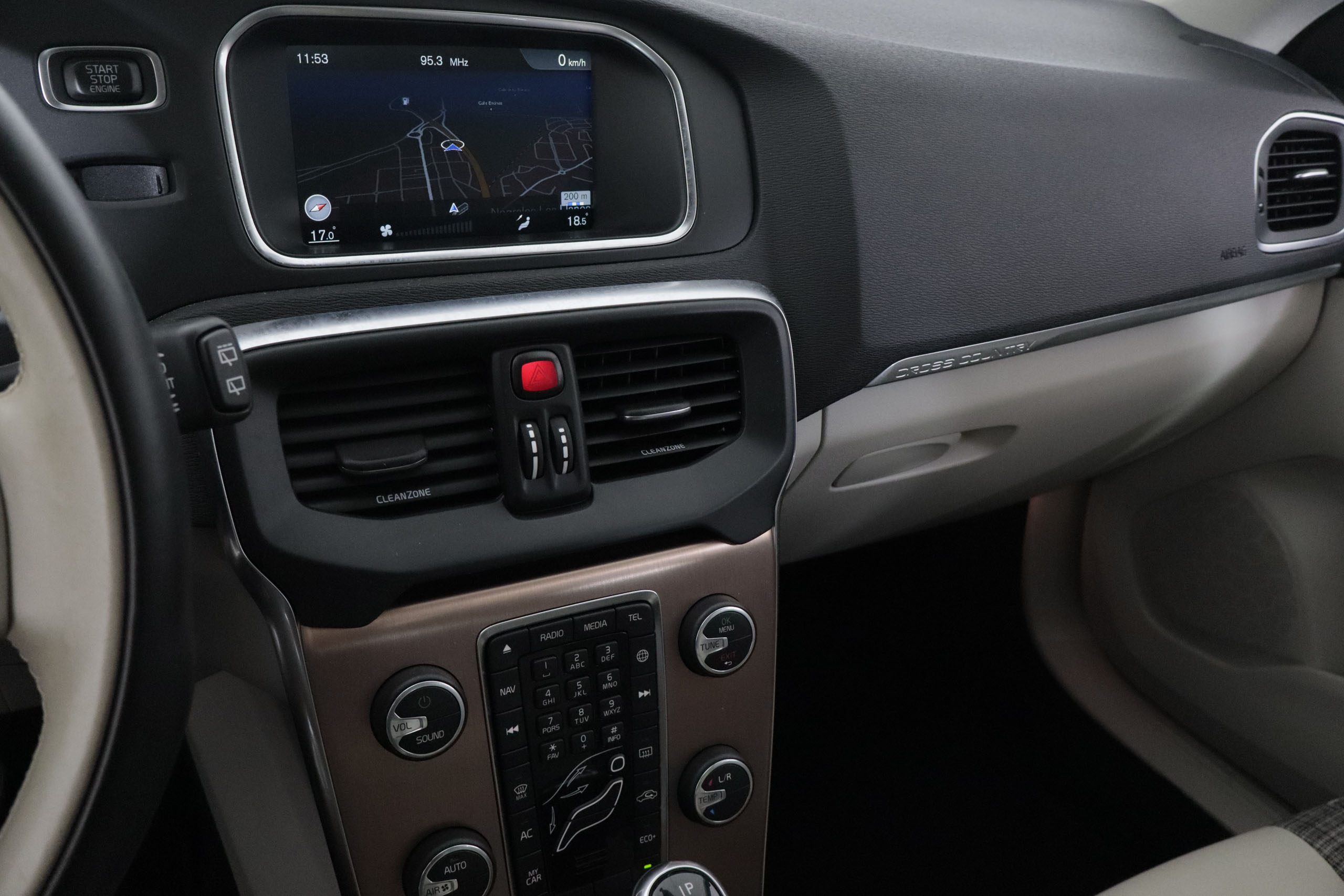 Volvo V40 CROSS COUNTRY 1.5 T3 AUTO 152CV 5P # TECHO PANORAMICO,NAVY,CAMARA TRASERA CROSS COUNTRY 1.5 T3 AUTO 152CV 5P # TECHO PANORAMICO,NAVY,CAMARA TRASERA foto 19