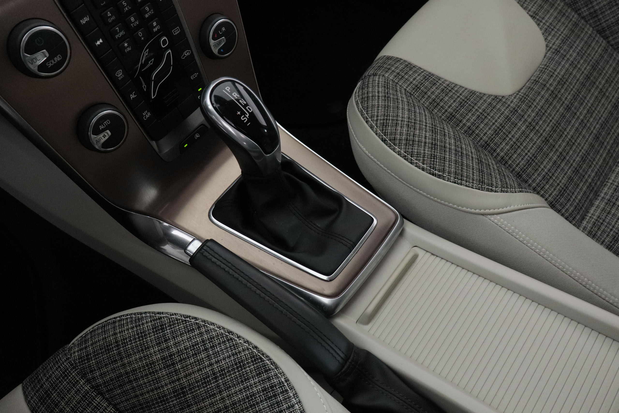 Volvo V40 CROSS COUNTRY 1.5 T3 AUTO 152CV 5P # TECHO PANORAMICO,NAVY,CAMARA TRASERA CROSS COUNTRY 1.5 T3 AUTO 152CV 5P # TECHO PANORAMICO,NAVY,CAMARA TRASERA foto 21