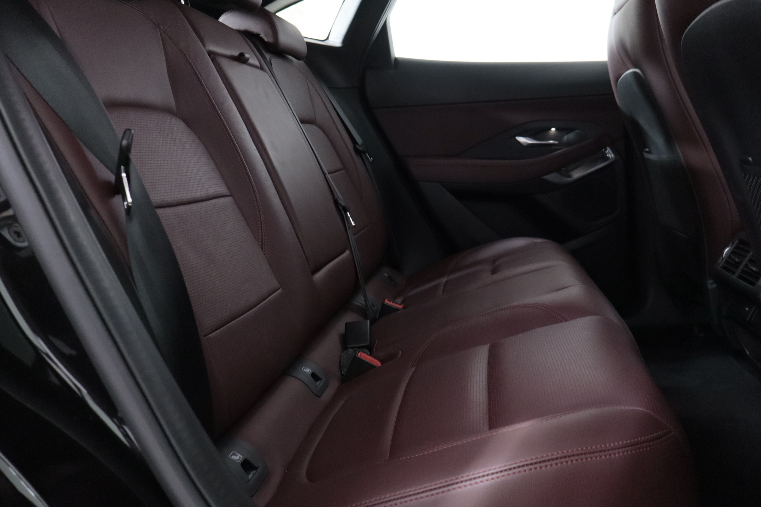 Jaguar E-pace E-PACE 2.0 MHEV R-DYNAMIC 4WD 200CV AUTO 5P S/S # NAVY, CUERO, FAROS LED, CAMARA 360 foto 27